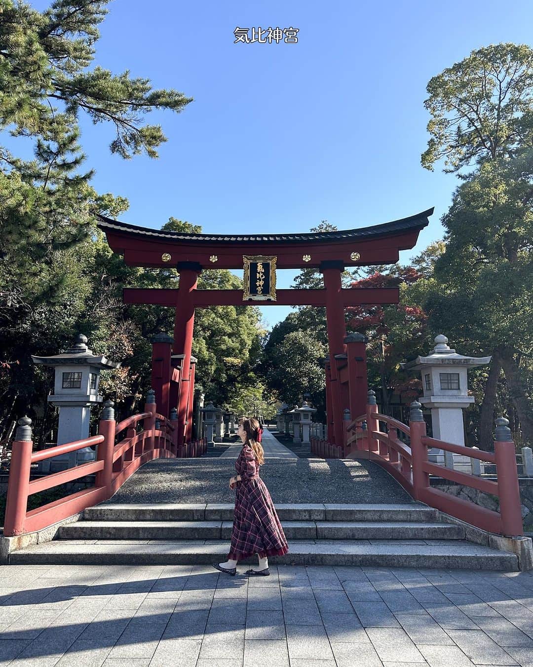 mimisomiさんのインスタグラム写真 - (mimisomiInstagram)「pr 【東京女子部】福井旅 「けいさん」の愛称で親しまれる氣比神宮(けひじんぐう)。高さ約11mの大鳥居（重要文化財）は、日本三大木造大鳥居の一つなのだそう。 松尾芭蕉が訪れたため、境内には松尾芭蕉の像と句碑があり、日本百名月にも認定されています。  📍 気比神宮 ／ 敦賀市曙町11-68 敦賀駅から徒歩15分ほど 拝観無料  ☟☟☟  【敦賀カフェ】  気比神宮から徒歩2分ほどの場所にある #中道源蔵茶舗  元々は運送業から始まったお茶屋なのだそうで、とても歴史のあるお店で、抹茶やほうじ茶などを始めとするスイーツもいただけます。  #北陸観光 #福井女子旅 #地味にすごい福井 #福井女子部 #東京女子部 #福井旅 #福井観光 #福井旅行 #fukuijapan #fukuitravel #敦賀 #敦賀カフェ #敦賀旅行  sp thanks! @emiemiemi905」11月26日 9時35分 - mimisomi33