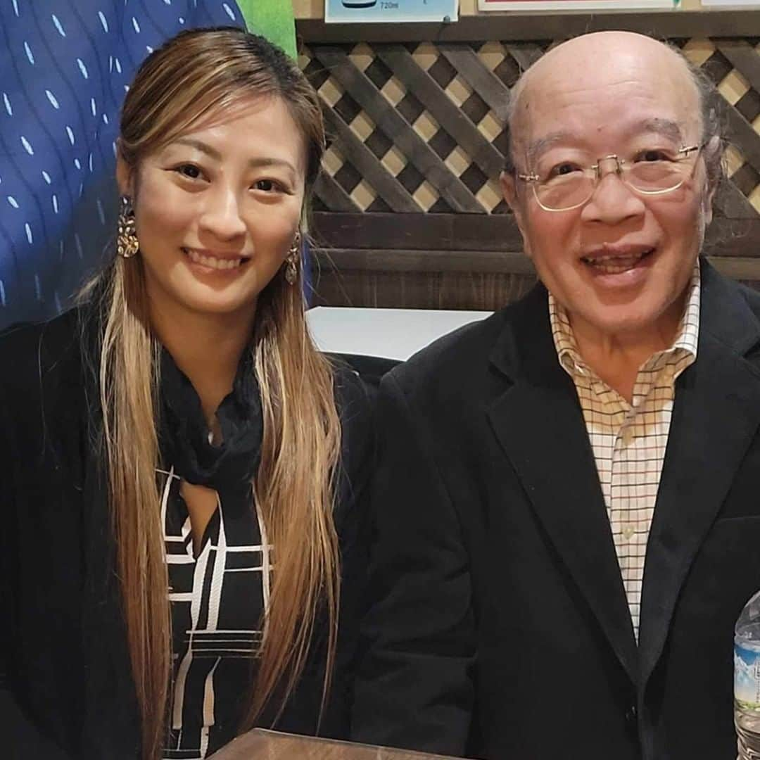 小野友葵子のインスタグラム：「【宮本悦朗さんと打ち合わせ】  先日ご案内させていただきました、 12/24（日）クリスマスイヴの午後の  🎄🎅🎄🎅🎄🎅🎄🎅🎄🎅🎄 宮本悦朗＆小野友葵子アフタヌーンショー 🎄🎅🎄🎅🎄🎅🎄🎅🎄🎅🎄  先日、大将と宮本悦朗さんと、音響の堀田さんと、打ち合わせをして参りましたよ。🎶  テレビやＣＭ等のロケ地としても有名で、名物ガッツおじさんのお店、浅草橋のたいこ茶屋さんにて、ゲストで歌わせていただきます。🎶  食べ放題・飲み放題付きで、目の前で見られるマグロの解体ショー、コンサートと盛りだくさんの内容になっていますので、是非お越しくださいませ。💖  宮本悦朗さんとのデュエットも 予定しています。🎤✨  【コンサート詳細】 https://ameblo.jp/onoyukiko/entry-12829073861.html  ｡.｡:+* ﾟ ゜ﾟ *+:｡.｡:+* ﾟ ゜ﾟ *+:｡.｡ 📻2023/12/2（土） 動画配信型ラジオレギュラー冠番組 『小野友葵子のBella Serata‼』 第1、第3土曜日 21：00～21：50生放送中 https://ameblo.jp/onoyukiko/entry-12829263877.html  🎵2023/12/12（火）15:00 酵素クレープ専門店クレープアリサ東京 https://ameblo.jp/onoyukiko/entry-12829703660.html  🎵2023/12/17（日）19:00 STUDIO VIRTUOSI https://ameblo.jp/onoyukiko/entry-12829587014.html  🎵2023/12/24（日）13:00 たいこ茶屋 https://ameblo.jp/onoyukiko/entry-12829073861.html  🎵2024/1/14（日）12:00 六本木ヒルズクラブ https://ameblo.jp/onoyukiko/entry-12828877461.html  💿小野友葵子コラボ参加CD発売中！ https://ameblo.jp/onoyukiko/entry-12800332342.html  🎼小野友葵子プロデュース若手オペラ歌手グループ『I  BOCCIOLI』メンバー募集中！ https://ameblo.jp/onoyukiko/entry-12800609513.html  ｡.｡:+* ﾟ ゜ﾟ *+:｡.｡:+* ﾟ ゜ﾟ *+:｡.｡ 🌹HP https://www.onoyukiko.com/ 🌹ブログ http://ameblo.jp/onoyukiko 🌹Instagram（yukikoonosoprano） https://www.instagram.com/yukikoonosoprano/ 🌹Twitter https://twitter.com/yukiko_ono 🌹YouTube（YukikoOno小野友葵子） https://www.youtube.com/user/VitaRoseaYukikoOno 🌹小野友葵子のコンサートってどんな感じ？ https://youtu.be/bWges5LlLnw ｡.｡:+* ﾟ ゜ﾟ *+:｡.｡:+* ﾟ ゜ﾟ *+:｡.｡  #たいこ茶屋 #浅草橋 #ガッツおじさん #ロケ地 #クリスマスアフタヌーンショー #クリスマスイブ #クリスマスイヴ #宮本悦朗 #打ち合わせ #デュエット #ソプラノ歌手 #オペラ歌手 #オペラ #錦戸部屋女将 #バラ好き #パンダ好き #ミラノ #イタリア #ラジオパーソナリティー #プロデューサー #若手アーティスト支援 #デビュー15周年」