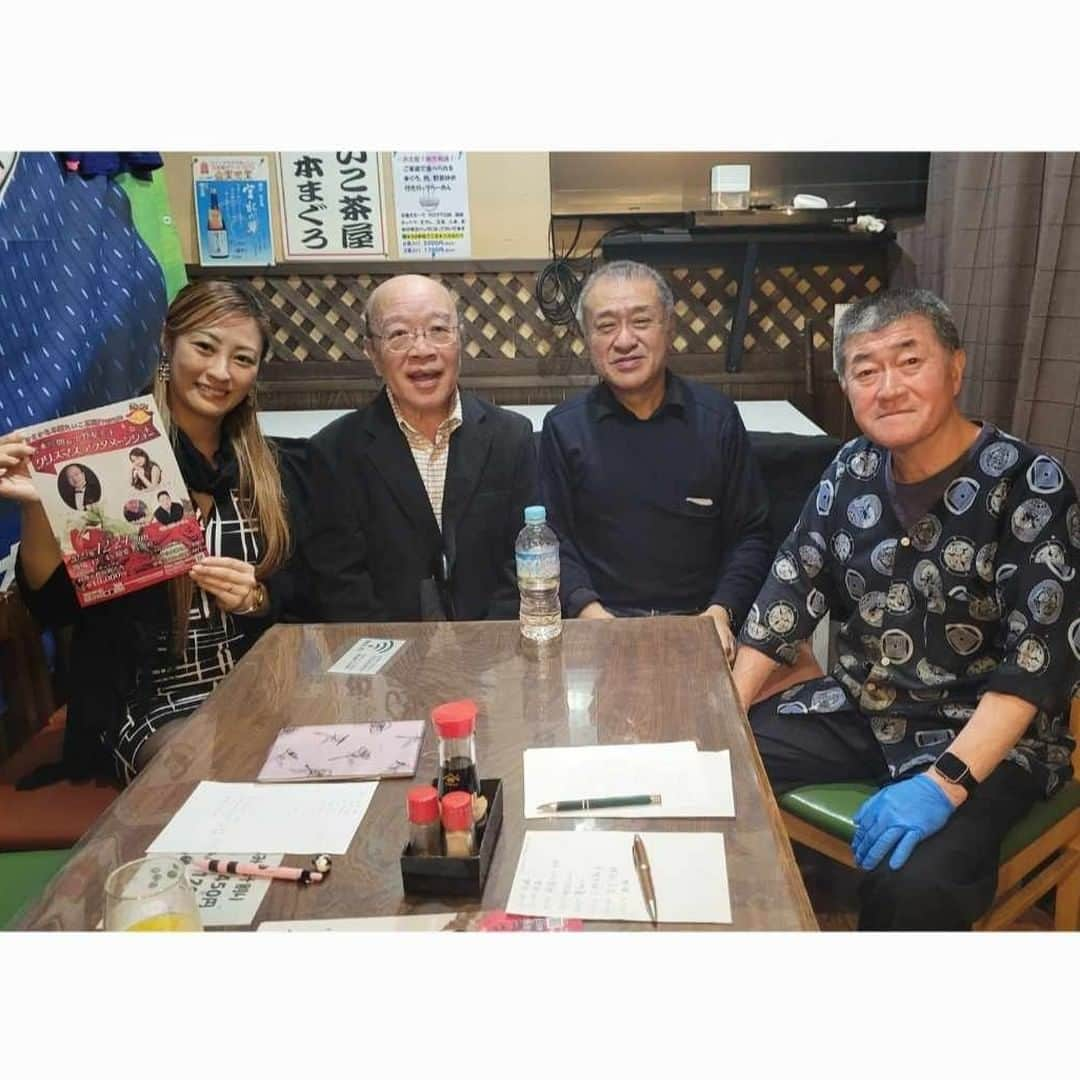 小野友葵子さんのインスタグラム写真 - (小野友葵子Instagram)「【宮本悦朗さんと打ち合わせ】  先日ご案内させていただきました、 12/24（日）クリスマスイヴの午後の  🎄🎅🎄🎅🎄🎅🎄🎅🎄🎅🎄 宮本悦朗＆小野友葵子アフタヌーンショー 🎄🎅🎄🎅🎄🎅🎄🎅🎄🎅🎄  先日、大将と宮本悦朗さんと、音響の堀田さんと、打ち合わせをして参りましたよ。🎶  テレビやＣＭ等のロケ地としても有名で、名物ガッツおじさんのお店、浅草橋のたいこ茶屋さんにて、ゲストで歌わせていただきます。🎶  食べ放題・飲み放題付きで、目の前で見られるマグロの解体ショー、コンサートと盛りだくさんの内容になっていますので、是非お越しくださいませ。💖  宮本悦朗さんとのデュエットも 予定しています。🎤✨  【コンサート詳細】 https://ameblo.jp/onoyukiko/entry-12829073861.html  ｡.｡:+* ﾟ ゜ﾟ *+:｡.｡:+* ﾟ ゜ﾟ *+:｡.｡ 📻2023/12/2（土） 動画配信型ラジオレギュラー冠番組 『小野友葵子のBella Serata‼』 第1、第3土曜日 21：00～21：50生放送中 https://ameblo.jp/onoyukiko/entry-12829263877.html  🎵2023/12/12（火）15:00 酵素クレープ専門店クレープアリサ東京 https://ameblo.jp/onoyukiko/entry-12829703660.html  🎵2023/12/17（日）19:00 STUDIO VIRTUOSI https://ameblo.jp/onoyukiko/entry-12829587014.html  🎵2023/12/24（日）13:00 たいこ茶屋 https://ameblo.jp/onoyukiko/entry-12829073861.html  🎵2024/1/14（日）12:00 六本木ヒルズクラブ https://ameblo.jp/onoyukiko/entry-12828877461.html  💿小野友葵子コラボ参加CD発売中！ https://ameblo.jp/onoyukiko/entry-12800332342.html  🎼小野友葵子プロデュース若手オペラ歌手グループ『I  BOCCIOLI』メンバー募集中！ https://ameblo.jp/onoyukiko/entry-12800609513.html  ｡.｡:+* ﾟ ゜ﾟ *+:｡.｡:+* ﾟ ゜ﾟ *+:｡.｡ 🌹HP https://www.onoyukiko.com/ 🌹ブログ http://ameblo.jp/onoyukiko 🌹Instagram（yukikoonosoprano） https://www.instagram.com/yukikoonosoprano/ 🌹Twitter https://twitter.com/yukiko_ono 🌹YouTube（YukikoOno小野友葵子） https://www.youtube.com/user/VitaRoseaYukikoOno 🌹小野友葵子のコンサートってどんな感じ？ https://youtu.be/bWges5LlLnw ｡.｡:+* ﾟ ゜ﾟ *+:｡.｡:+* ﾟ ゜ﾟ *+:｡.｡  #たいこ茶屋 #浅草橋 #ガッツおじさん #ロケ地 #クリスマスアフタヌーンショー #クリスマスイブ #クリスマスイヴ #宮本悦朗 #打ち合わせ #デュエット #ソプラノ歌手 #オペラ歌手 #オペラ #錦戸部屋女将 #バラ好き #パンダ好き #ミラノ #イタリア #ラジオパーソナリティー #プロデューサー #若手アーティスト支援 #デビュー15周年」11月26日 9時31分 - yukikoonosoprano