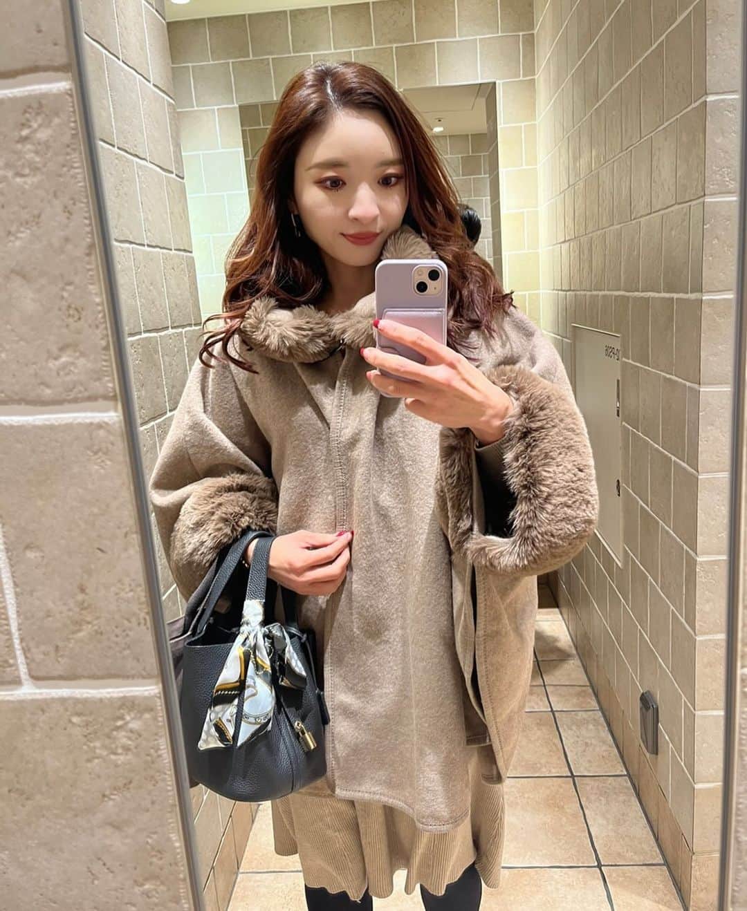 AriizumiEmaのインスタグラム：「昨日のアウター。 北欧の人みたい（本当はここにははっきり書けない表現でした笑）✨とママ友から🎄  ファーがボリュームたっぷりで、 とってもお気に入り💕 @elura_official  の8,000円代のコートです！  ☑️コート、バッグは楽天ルームに載せています。 ストーリーに楽天ルームのリンクを貼りました💕  #fashion#ootd#codinate#instafashion #コーディネート#アラフォー#アラサー#アラフィフ #大人コーデ #お仕事コーデ  #大人ファッション #大人可愛い #韓国ファッション#綺麗めコーデ#きれいめコーデ#カチューシャ#プチプラコーデ#50歳コーデ」
