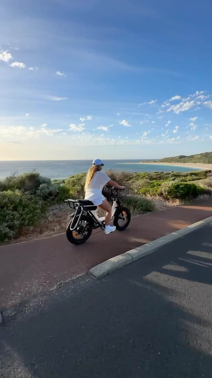 フェリシティー・パルマティアーのインスタグラム：「Are you kidding meeeeee? New level of fun unlocked @fatboy_bikes #gifted」