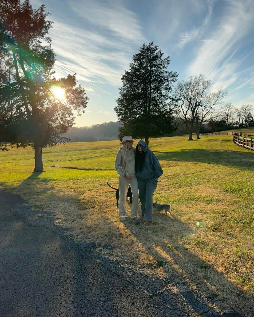 ビリー・レイ・サイラスさんのインスタグラム写真 - (ビリー・レイ・サイラスInstagram)「So happy! We love our new threads!!! 👖@colorsclothingcompany  📸 @billyraycyrus @firerose @noahcyrus」11月26日 9時44分 - billyraycyrus