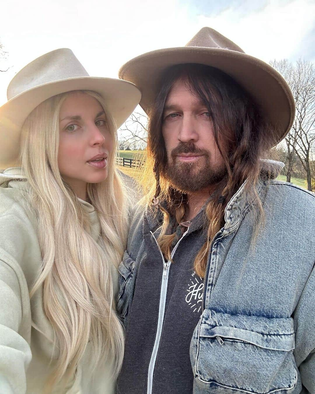 ビリー・レイ・サイラスのインスタグラム：「So happy! We love our new threads!!! 👖@colorsclothingcompany  📸 @billyraycyrus @firerose @noahcyrus」