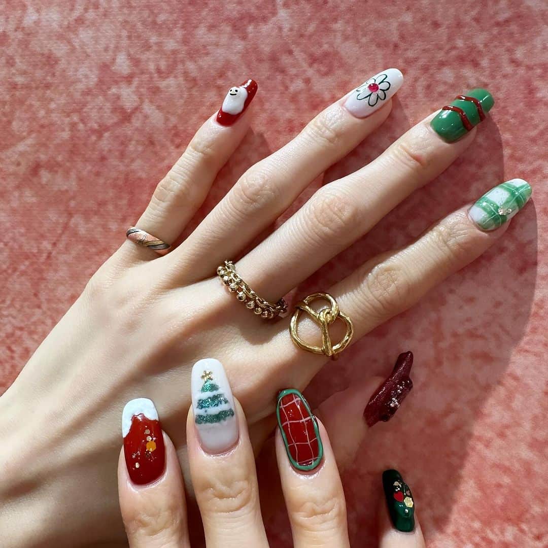 内田奈々のインスタグラム：「🎄🥨 𝐋𝐚𝐬𝐭 𝐝𝐚𝐲 🥨🎄 本日19時まで！ ⁡ 4日間という短いpop upですが、 毎日たくさんのお客様にご来店いただき本当にありがとうございます☺︎ ⁡ いつも可愛いネイルのお客様(手も美しすぎる…！) プレッツェルとクリスマスネイルがかわいいー！！ ⁡ シェイクハンドもお揃いでした♡ ⁡ ＿＿＿＿＿＿＿＿＿＿＿＿＿＿＿ 直営店は2023年5月1日から不定期営業になります。 ハイライトに営業日記載あり ⁡ お問い合わせ専用公式LINE @ nananbijouxxx (@マークを入れて検索) ※InstagramのDMでのお問い合わせは承っておりません。 #nananbijouxxx」