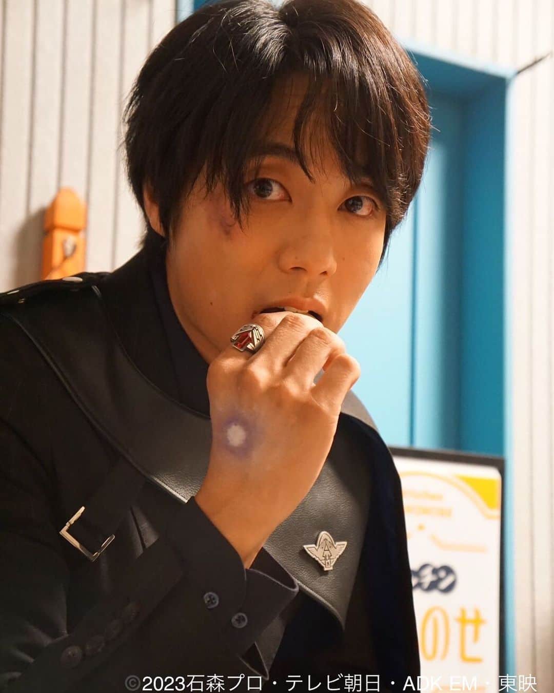 熊木陸斗のインスタグラム：「12話いかかでしたか？ 鶴原がまさかのドレッドに、、、 錬金チームはかつて無い敗北を味わいました… 今後錬金アカデミーは一体どうなっていくのか…！！  #痛々しい杭打ちの傷痕 #ファンタジーな傷痕 #それでも小腹は減る #たしかこれはカントリーマアム #バニラ味 #いやココア味だったかも #ミナト#ミナト先生 #オフショット」