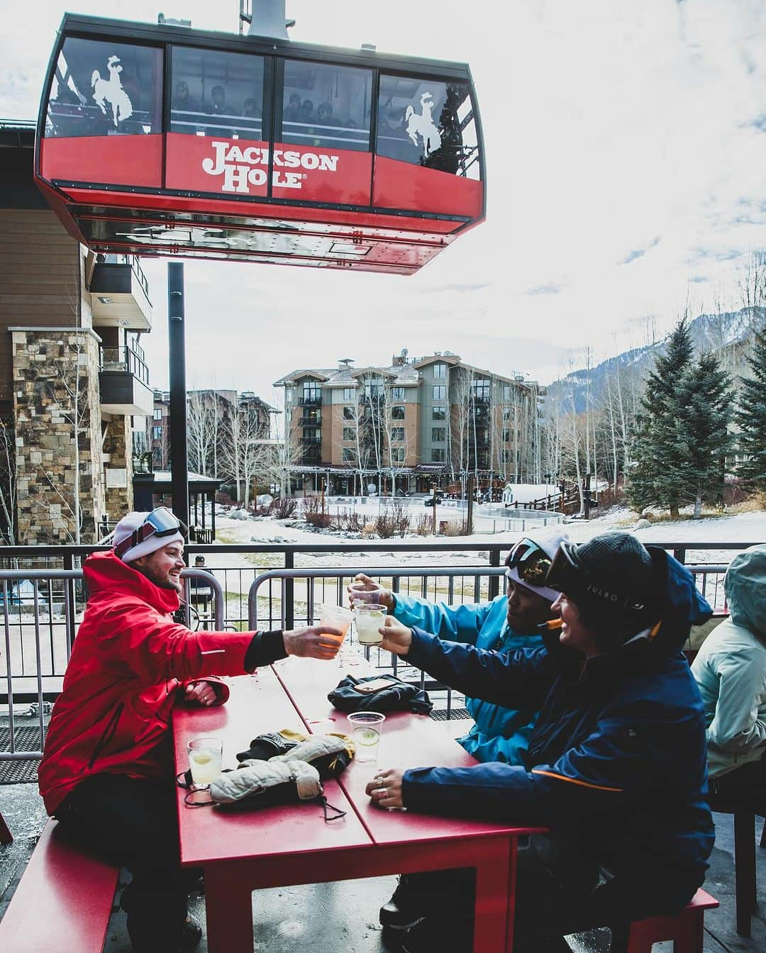 角野友基さんのインスタグラム写真 - (角野友基Instagram)「Opening Day moments from @keeganrice 📸. Double-tap if you’re stoked to be back on snow!  #jacksonhole #snowboarding」11月26日 9時41分 - yukikadono