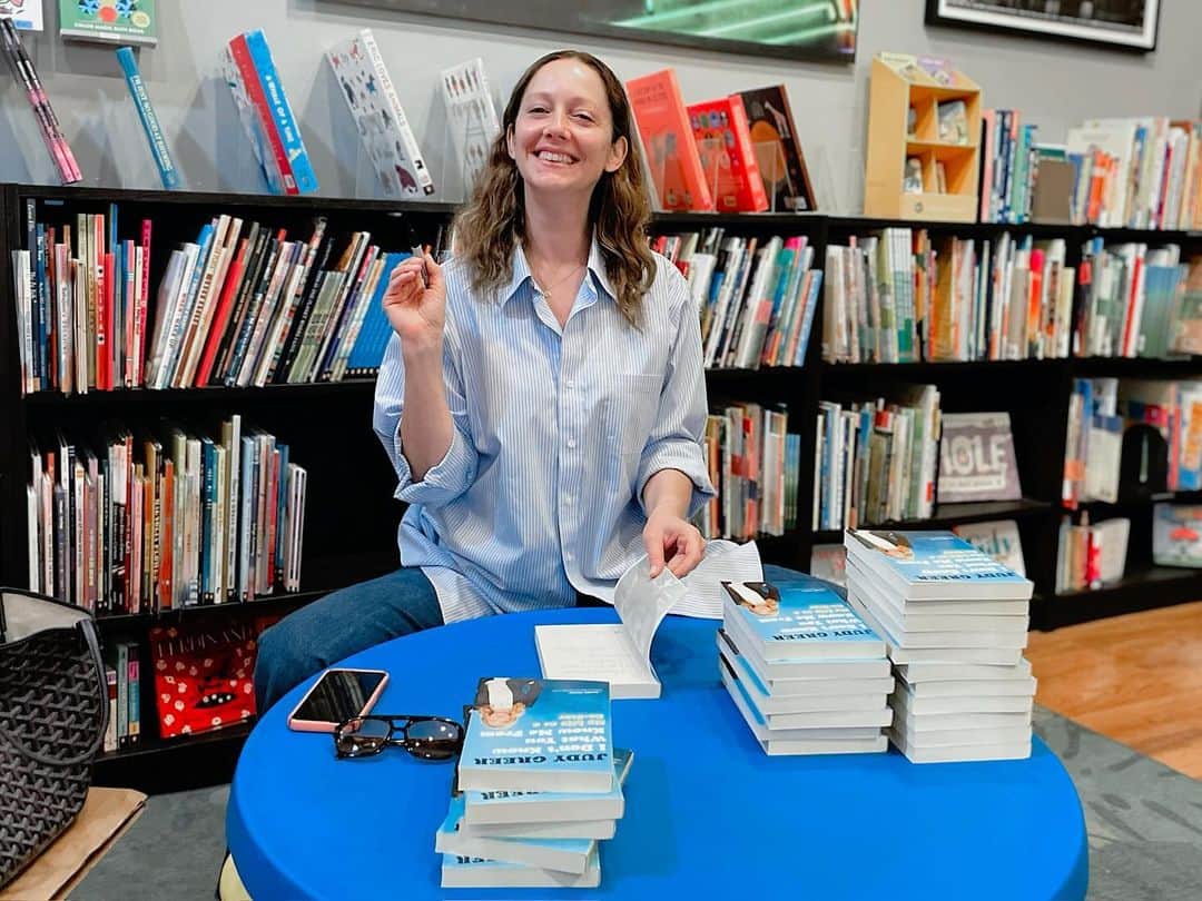 ジュディ・グリアのインスタグラム：「Happy small business Saturday from me & Chevalier’s Books! BTW I signed a bunch of books last time I was in 😉  #smallbusiness #smallbusinesssaturday #chevaliersbooks #books #bookstores」