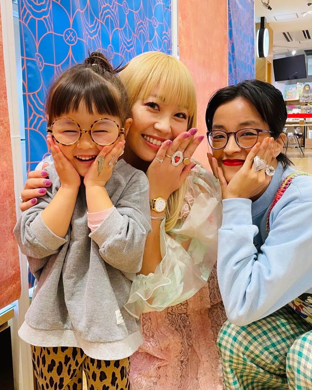 内田奈々のインスタグラム：「How sweeeeet🩷🩷🩷🩷🩷 ⁡ 結婚前から知ってるかれんちゃんが いつの間にか3人のママになっていて🥹 ⁡ 娘さんと、ポストカードをチョキチョキして アクセサリーにして遊んだよ💍 女の子の遊びかわいぃ〜楽しかった🩷 ⁡ ＿＿＿＿＿＿＿＿＿＿＿＿＿＿＿ 直営店は2023年5月1日から不定期営業になります。 ハイライトに営業日記載あり ⁡ お問い合わせ専用公式LINE @ nananbijouxxx (@マークを入れて検索) ※InstagramのDMでのお問い合わせは承っておりません。 #nananbijouxxx」