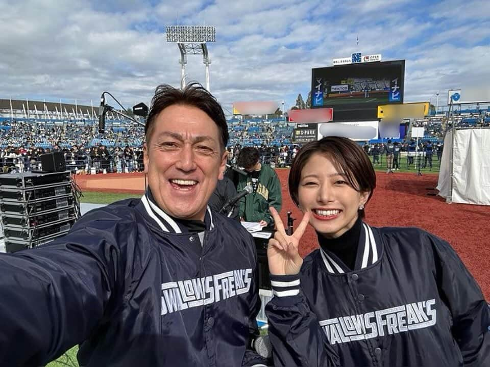 海老原優香さんのインスタグラム写真 - (海老原優香Instagram)「今シーズンもお疲れ様でした⚾️✨  11月25日は髙津監督のお誕生日で バースデーケーキをサプライズでプレゼントしたり🎂 村上選手にそっくりなファンの子が駆けつけてくれたりと👶🏻 とっても盛り上がりました✨  お誕生日おめでとうございます☺️  #swallows#ヤクルトスワローズ #happybirthday#🎂 #スワローズファン感2023 #ヤクルトファン感謝デー   そしてパトリックさん山本くん 去年に引き続き一緒に司会を務めさせていただきありがとうございました🎙️」11月26日 9時46分 - ebioffi