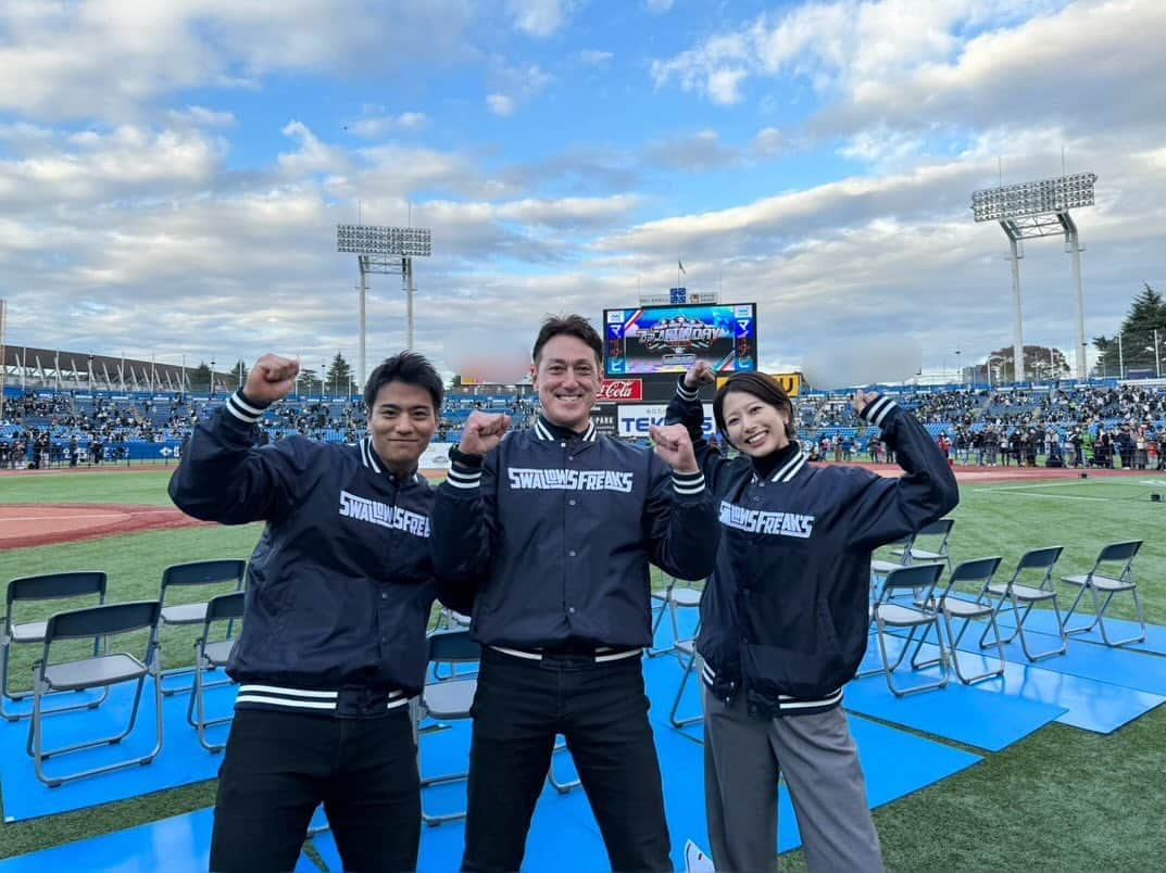 海老原優香のインスタグラム：「今シーズンもお疲れ様でした⚾️✨  11月25日は髙津監督のお誕生日で バースデーケーキをサプライズでプレゼントしたり🎂 村上選手にそっくりなファンの子が駆けつけてくれたりと👶🏻 とっても盛り上がりました✨  お誕生日おめでとうございます☺️  #swallows#ヤクルトスワローズ #happybirthday#🎂 #スワローズファン感2023 #ヤクルトファン感謝デー   そしてパトリックさん山本くん 去年に引き続き一緒に司会を務めさせていただきありがとうございました🎙️」