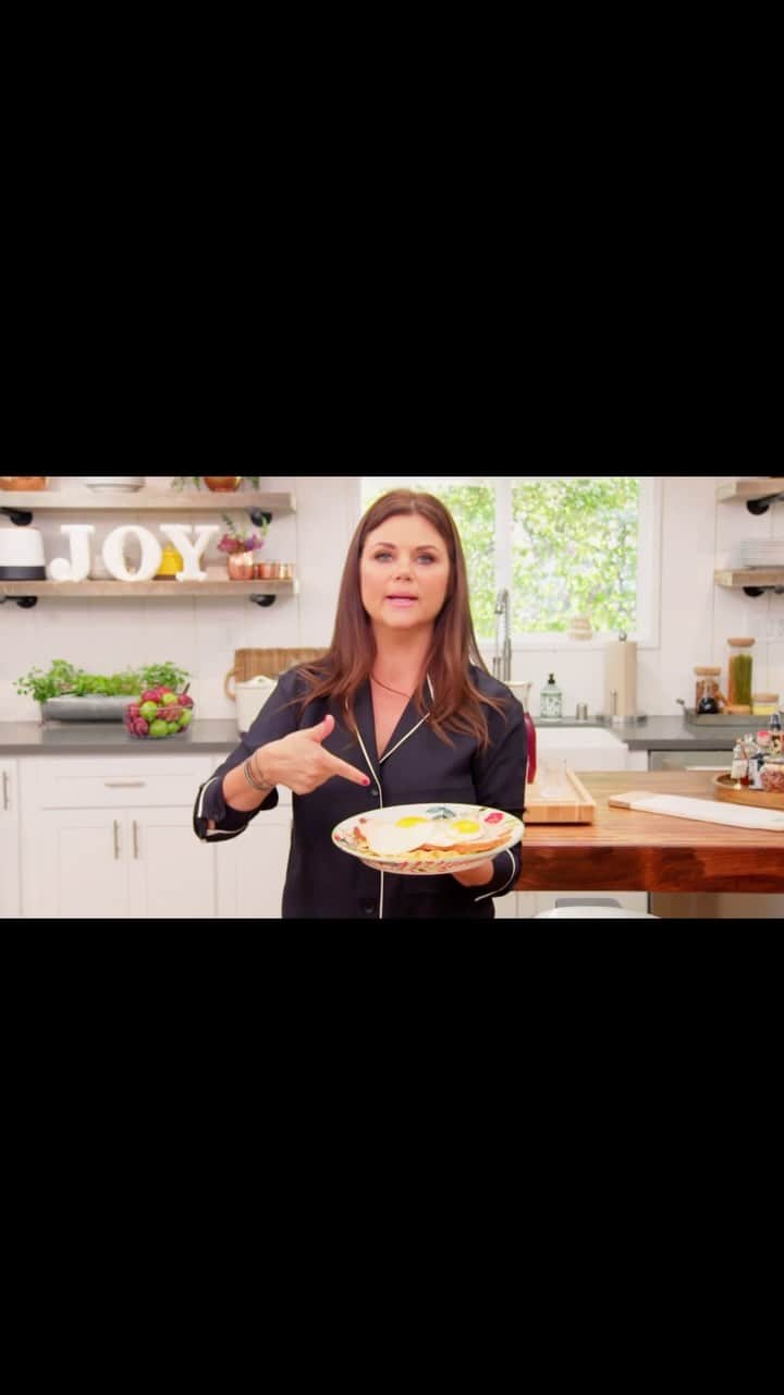ティファニー・ティーセンのインスタグラム：「Throw back to this #DinnerAtTiffanis moment because the recipe stands the test of time! I know what you might be thinking - stuffing for breakfast?! But trust me people, don’t knock it until you try it. These are my Savory Waffles and one of my favorite ways to repurpose leftovers the morning after Thanksgiving. Tag me if you make this one!」