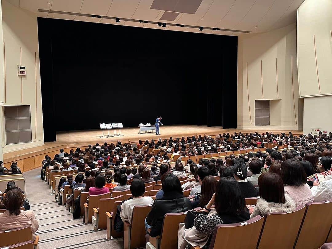 ゲッターズ飯田のインスタグラム：「ゲッターズ飯田トークライブ2024  １月２７日愛知県名古屋   １月３０日東京都葛飾区   ２月４日大阪府岸和田市   ２月１２日神奈川県相模原市   ２月１７日宮城県多賀城市   ２月２４日千葉県浦安市   ３月９日北海道札幌市   ３月２日　福岡県　ゲッターズ飯田＆やついいちろうの二人会  チケットはイープラスで発売中  https://eplus.jp/sf/detail/1617480001  ゲッターズ飯田の五星三心占い心２０２４の本の帯に付いている  ポリプラスの音楽ライブと  ゲッターズ飯田のトーク  抽選でステージ占いをする企画  の  ３つのライブを見られる感じです  名古屋公演が先行販売の段階でキャパよりも多く  抽選だったので１０席だけが一般で発売されましたが  即完売しました  他の地域も  先行でほぼ売り切れるくらいの感じになっているの  お早めに  「２０２４年こうすると運気上がりますよ」と言うお話をしようと思っているんですが  まあ  毎度のお話もあるので  うーん  これは全部入らないかな～と思いながら  いろいろ考えています  ゲッターズ飯田の五星三心占い心２０２４の本の帯には  ライブご招待＆対面鑑定の応募券も付いているので  期限以内に送ってください  １０００人占いは今週で終わってしまいそうですが  まあ  いつでも占っているので  忙しくない時はいつでも占っているので  気楽に話しかけてください  ライブなどでの入り待ちや出待ちは占えないのですみません  ３月までいろいろな場所に行くので  お近くに行くことは遊びに来てください  １２月２日は埼玉県  ｙｃｖｏｘワカバウォーク店   （東武東上線若葉駅徒歩1分ワカバウォーク２F）   『飯田さんトークショー＆直接占ってもらおう！』   会場　ワカバウォーク内1階イベント会場   サイン本販売会：10:00～   詳しくはこちらから  https://www.wakaba-walk.com/event/#event21431  どんな人を占えるのか  背中を押せたり前向にさせられるように頑張ります  ただ  そう思っただけ」