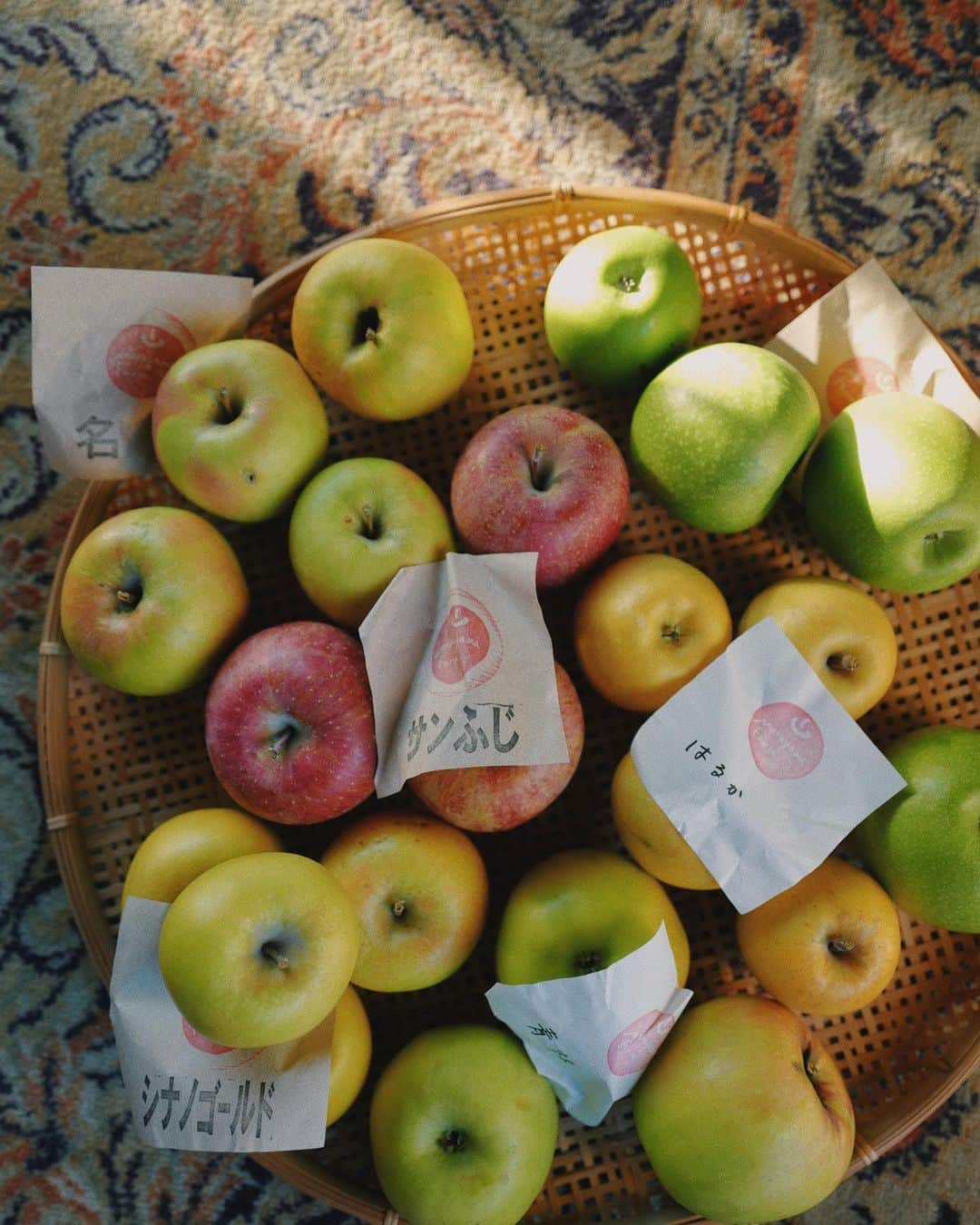池田泉さんのインスタグラム写真 - (池田泉Instagram)「⁡ りんごが出回りおいしい時期がやってきました。 先日、ギーのワークショップに参加して作ったので、 今年はギーで焼いた焼きリンゴが毎日の定番になった！ そしてりんご農家の知人の皆々様、今年も美味しいです、 いつもありがとうございます🍏🍎」11月26日 9時54分 - xxizumi123xx