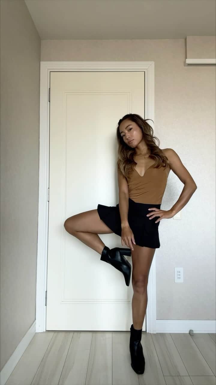 草柳ゆうきのインスタグラム：「週一ゴルフ行ってたらミニスカートに対して抵抗がなくなった件w  慣れって怖いですね😂  山だけでなく、とうとう街でも履きたくなりました🖤  このショートブーツ歩きやすい！  SHEIN ICON 無地柄 プリーツヘム スカート ▪️商品ID 16344137 Size: XXS, Color: Black  SHEIN BIZwear 女性のためのエレガントな黒のクラシックブーツ、ポイントトゥチャンキーヒールブーツ ▪️商品ID 19112306 Size: EUR37, Color: Black  ※私の身長体重参考までに 157cm  47kg  ☑️クーポンコード BFJP682  試すたび、好きが見つかる。届くたび、好きが増えてく。  @shein_japan @sheinofficial  #PR #SHEIN #SHEINforAll #SHEIN1111sale #SHEINGoodFinds #loveshein  #saveinstyle」