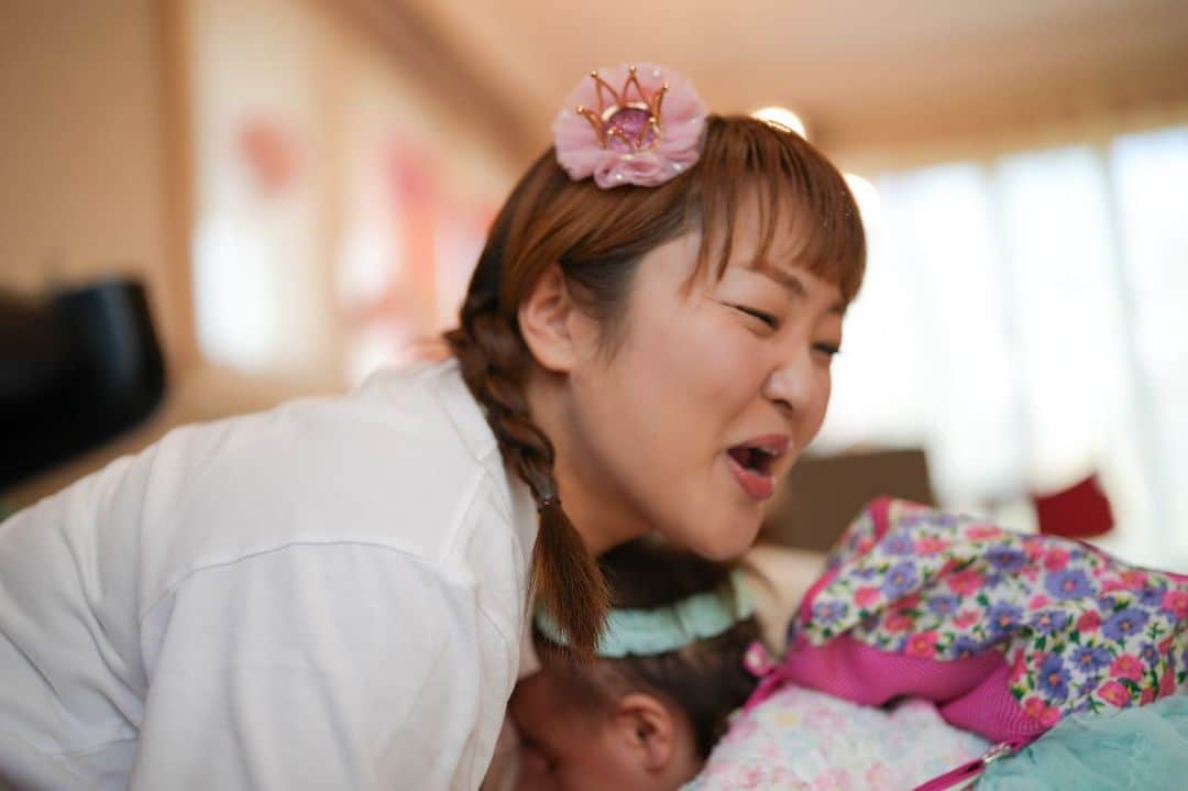 柳原可奈子さんのインスタグラム写真 - (柳原可奈子Instagram)「Happy Birthday🎂🎉 長女が4歳、次女が1歳になったよ😊✨💝  じいじばあばも来てくれて賑やかにお祝いできました🥂✨  なんと‼️ ドラミちゃんから2人に「お誕生日おめでとう❣️」 と電話がかかってきたの〜❤️❤️❤️  「ええっ⁉️ドラミちゃんですか⁉️」という私の急な大声に最初はビックリしてしまった長女でしたが(ごめんよ🙇‍♀️)、 いっぱい名前を呼んでもらって最高の思い出になりました😆  (ドラミちゃんに電話をつないでくれた千秋さん💕　@chiaki77777  ありがとうございました😍🫶 前からお誕生日の時は言ってね✨と気にかけてくださり本当に嬉しかったです❤️)  次女は初めてむかえるお誕生日🎂‼️ ということで💓大イベント💓 選び取りカード(食べ物関係を選んだよ😋💕)に、 一升餅背負い☺️‼️ 重たいよねぇ😭とすぐ助けちゃったわ(笑) よく頑張ってくれました🙆‍♀️👏  ラストは、パパ手作りの「おべんとうバスのかくれんぼ〜我が家のみんなが登場バージョン〜」 を読み、ケーキを食べ😋🍓盛りだくさんのパーティーが幕を閉じました〜👏🎂🎉 　  🕊  眠りにつく時 布団の中で「幸せだね〜」 と2人に言ったら 長女が「しゃーせ」と答えました  私が目を丸くし、喜んだら 長女は 「しゃーせ、しゃーせ、しゃーせ、しゃーせ」 とニコニコ笑い 何度目かの「しゃーせ」ですーっと眠りました  とっても嬉しかった  あなたたちがいてくれるから ずっとずっとママはしゃーせよ  お誕生日おめでとう❤️  🕊  最後にいつもここを見に来てくれるみんな🌈 みんなに見守られまた一つ大きくなることができました❣️ いつも娘たちを応援してくれてどうもありがとう‼️ これからもよろしくネ👧❤️👶  #1歳誕生日　#4歳誕生日」11月26日 9時58分 - yanagihara_kanako_