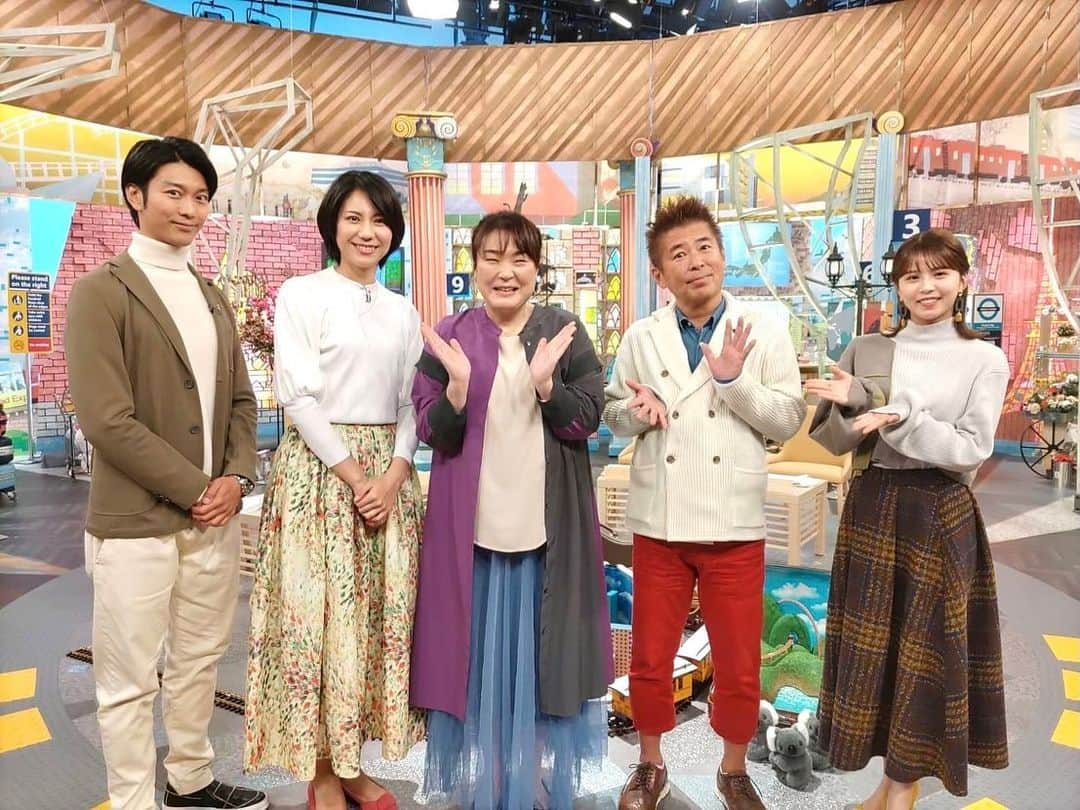 久保田磨希さんのインスタグラム写真 - (久保田磨希Instagram)「朝日放送「朝だ！生です旅サラダ」 ありがとうございました。 スタジオでもキャスト・スタッフ皆さんから温かく迎えていただいて、なんかね〜本当に私は幸せ者だなとつくづくと、しみじみと感動するくらい感じておりました。 皆さんと一緒に撮ってもらった写真もポカポカでしょ😀  2枚目のお写真の生しらす！ CM中に「残りを楽屋で食べたい」とポツリと私がつぶやいたら、勝俣さんが「磨希ちゃんのしらす取っといてあげて〜」と仰ってくださって。そして、帰りにいただきました😍😍😍😍ありがたやありがたや。  さらに、3枚目のお写真はDMでどこのイヤリングですか？と質問いただきましたので載せさせていただきます。 #お世話屋　さんというアクセサリー屋さんです。  #久保田磨希 #朝日放送 #朝だ生です旅サラダ #松下奈緒 さん #勝俣州和 さん #南圭介 さん #大仁田美咲 アナウンサー #生しらす #お世話屋　写真にタグ付けてます😊」11月26日 9時59分 - maki_kubota1973