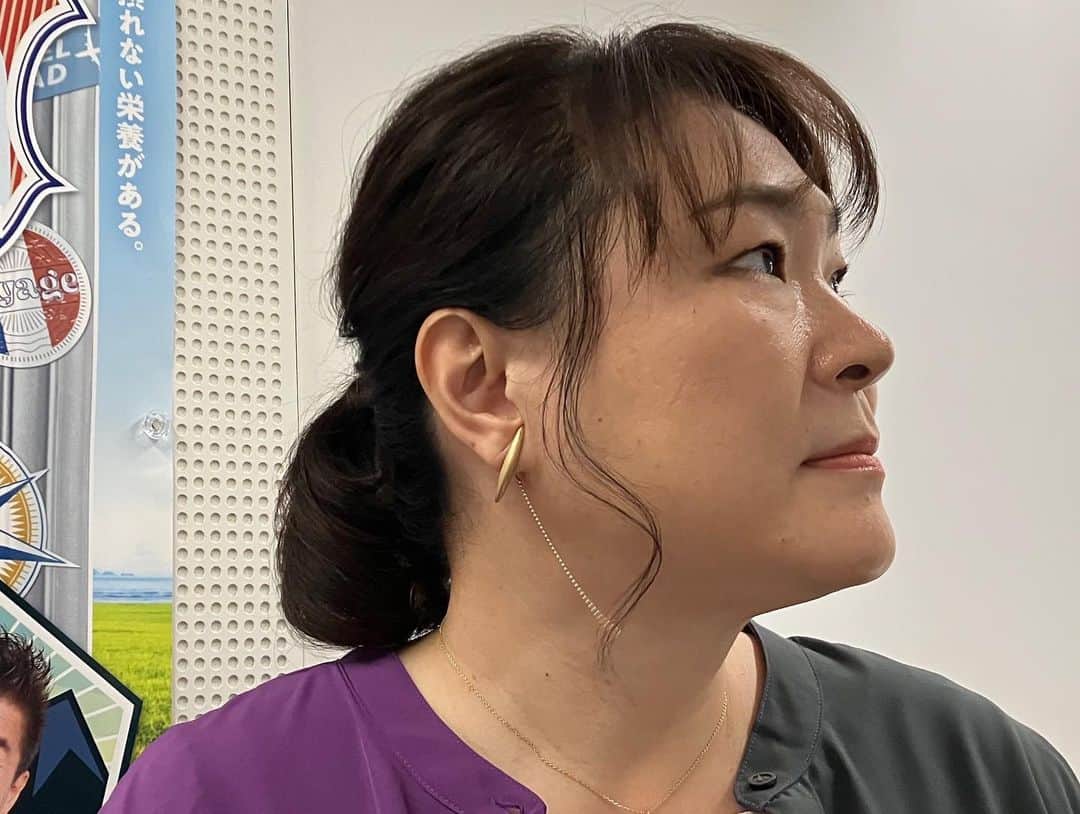 久保田磨希さんのインスタグラム写真 - (久保田磨希Instagram)「朝日放送「朝だ！生です旅サラダ」 ありがとうございました。 スタジオでもキャスト・スタッフ皆さんから温かく迎えていただいて、なんかね〜本当に私は幸せ者だなとつくづくと、しみじみと感動するくらい感じておりました。 皆さんと一緒に撮ってもらった写真もポカポカでしょ😀  2枚目のお写真の生しらす！ CM中に「残りを楽屋で食べたい」とポツリと私がつぶやいたら、勝俣さんが「磨希ちゃんのしらす取っといてあげて〜」と仰ってくださって。そして、帰りにいただきました😍😍😍😍ありがたやありがたや。  さらに、3枚目のお写真はDMでどこのイヤリングですか？と質問いただきましたので載せさせていただきます。 #お世話屋　さんというアクセサリー屋さんです。  #久保田磨希 #朝日放送 #朝だ生です旅サラダ #松下奈緒 さん #勝俣州和 さん #南圭介 さん #大仁田美咲 アナウンサー #生しらす #お世話屋　写真にタグ付けてます😊」11月26日 9時59分 - maki_kubota1973