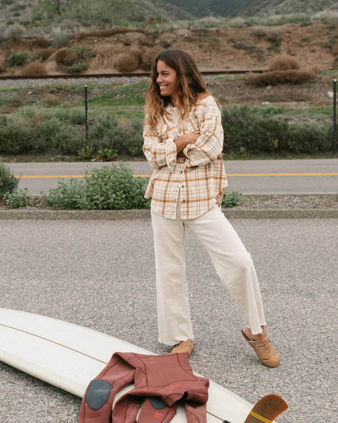 BILLABONG WOMENSさんのインスタグラム写真 - (BILLABONG WOMENSInstagram)「Our go-to lately: a plaid overshirt and the Free Fall pant. The perfect transitional look.」11月26日 10時00分 - billabongwomens