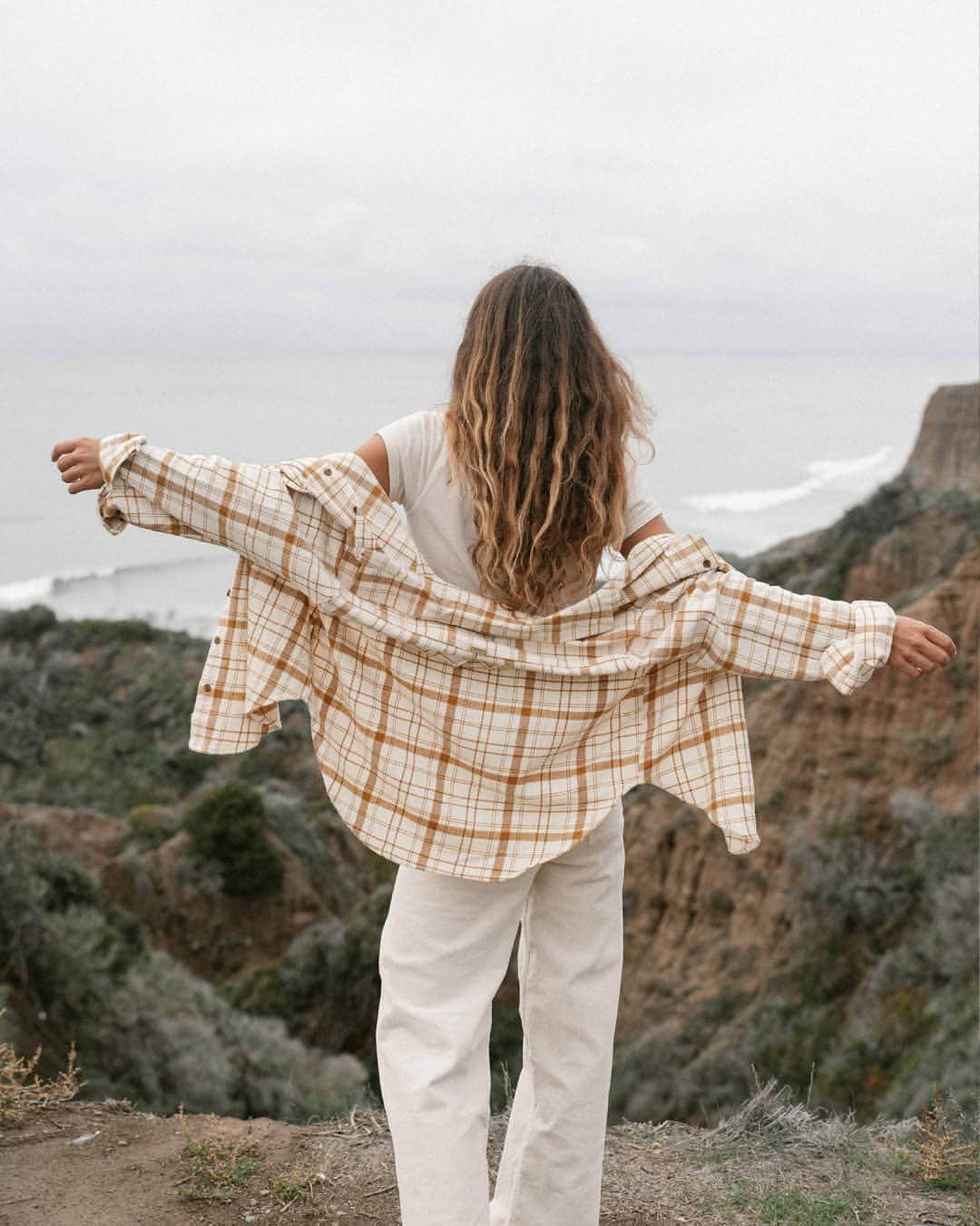 BILLABONG WOMENSさんのインスタグラム写真 - (BILLABONG WOMENSInstagram)「Our go-to lately: a plaid overshirt and the Free Fall pant. The perfect transitional look.」11月26日 10時00分 - billabongwomens