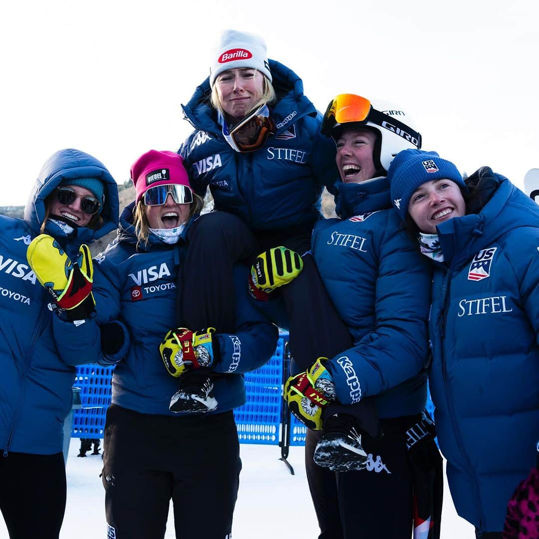 ミカエラ・シフリンのインスタグラム：「Maybe the best @ustechteam photo sequence…ever??🥴  A very good step forward today! Thank you for always bringing the vibe, @killingtonmtn 🩵…bring the energy again tomorrow?! Thanks so much to everyone for coming out today—I want to see everyone and will sign autographs tomorrow after second run! Thank you for your patience with me…you guys are the best!! 🫶  SL tomorrow! Gonna go to bed right now and see if I can’t sleep for 10 full hrs. What a dream that would be😴🥰 (Also, @ajhurti and @paulamoltzan damnnnn🔥!!!!!) #stifelusskiteam   📷: @mikedawsy + @meganharrod // @usskiteam」