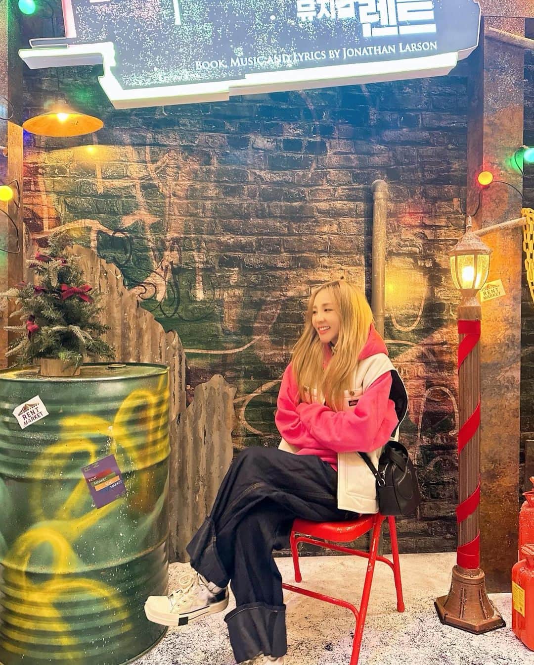 ダラ さんのインスタグラム写真 - (ダラ Instagram)「뮤지컬 #렌트 첫관람~!!! 👏🏻👏🏻👏🏻 ❤️💚💛💙」11月26日 10時02分 - daraxxi