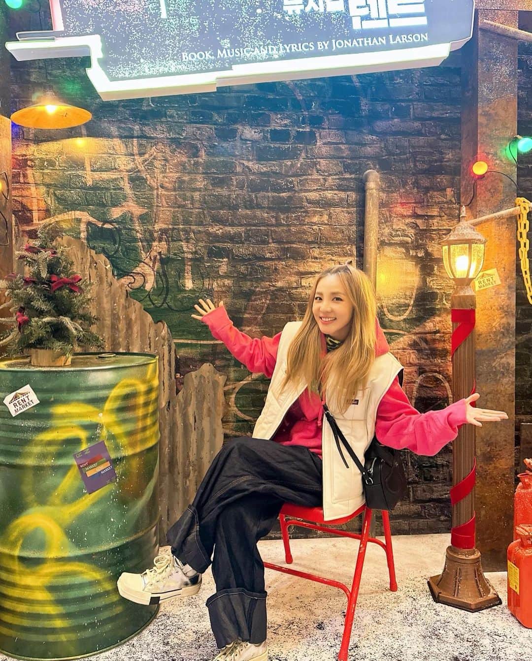 ダラ さんのインスタグラム写真 - (ダラ Instagram)「뮤지컬 #렌트 첫관람~!!! 👏🏻👏🏻👏🏻 ❤️💚💛💙」11月26日 10時02分 - daraxxi