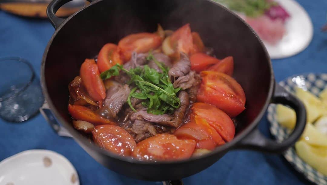 高山都さんのインスタグラム写真 - (高山都Instagram)「久々のトマトすき焼き🍅な昨晩でした。 冷凍庫にストックしてあった、ちょっと良い牛肉をそろそろ食べなきゃなーとなり(もったいなくて、良い食材ってついつい残しておきたくなるw)解凍してたら、大好きな友達からのお誘い。食べにおいでよーってゆるゆるな晩ごはんの会。  あとは、にんじんの葉っぱもまるごとチヂミ(ホタテの水煮入り) @nahokotakahashi が持ってきてくれた立派なメロンとブッラータとピアッティの生ハム 大根とホタテのサラダ 2色のカブと菜の花と塩昆布とマスタード  #みやれゴハン」11月26日 10時03分 - miyare38