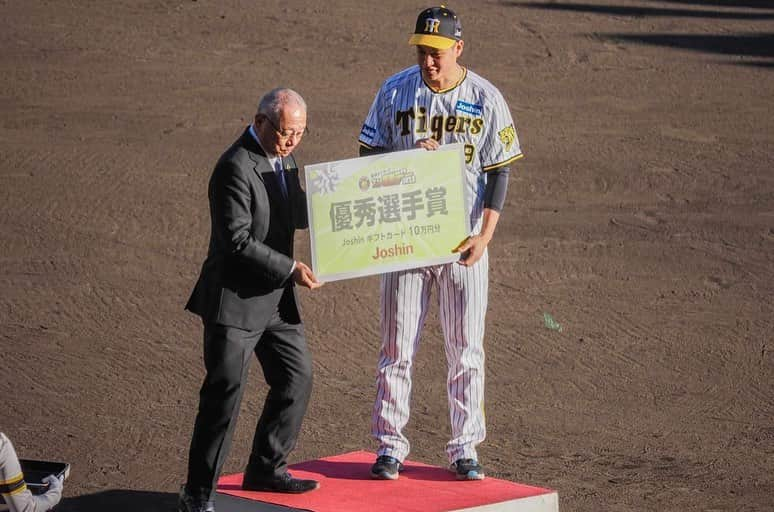 大竹耕太郎さんのインスタグラム写真 - (大竹耕太郎Instagram)「ファン感謝デー🐯 ありがとうございました。 #ファン感謝デー  #大玉ころがし  #浜風に翻弄される #1安打 #原因不明の優秀選手賞 #選出ありがとうございます #Joshin #買い物いかなきゃ」11月26日 10時04分 - ohtake_49