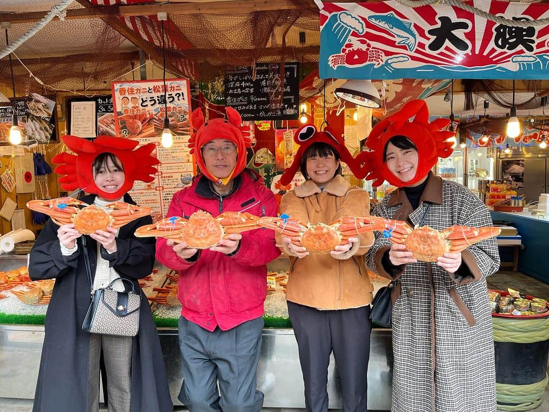 朝市広場のインスタグラム：「#天望苑 さんからのご来店です😄  カニを食べたのでぜひ家族にも購入し食べさせたいとの事✨  せっかくなんで カニ刺しを食べさせたいと😆  両親きっと大喜びです🦀🦀🦀  #かに #松葉がに #セコガニ #かに刺し #香箱ガニ #グルメ #兵庫 #記念撮影 #かに料理 #温泉 #温泉巡り #城崎 #城崎温泉 #旅行 #温泉旅行 #女子旅 #兵庫グルメ #新婚旅行 #観光地 #観光 #湯楽 #朝市広場 #カニ好きと繋がりたい #全国宅配 #japan #kinosaki #trip #crab #YouTube」