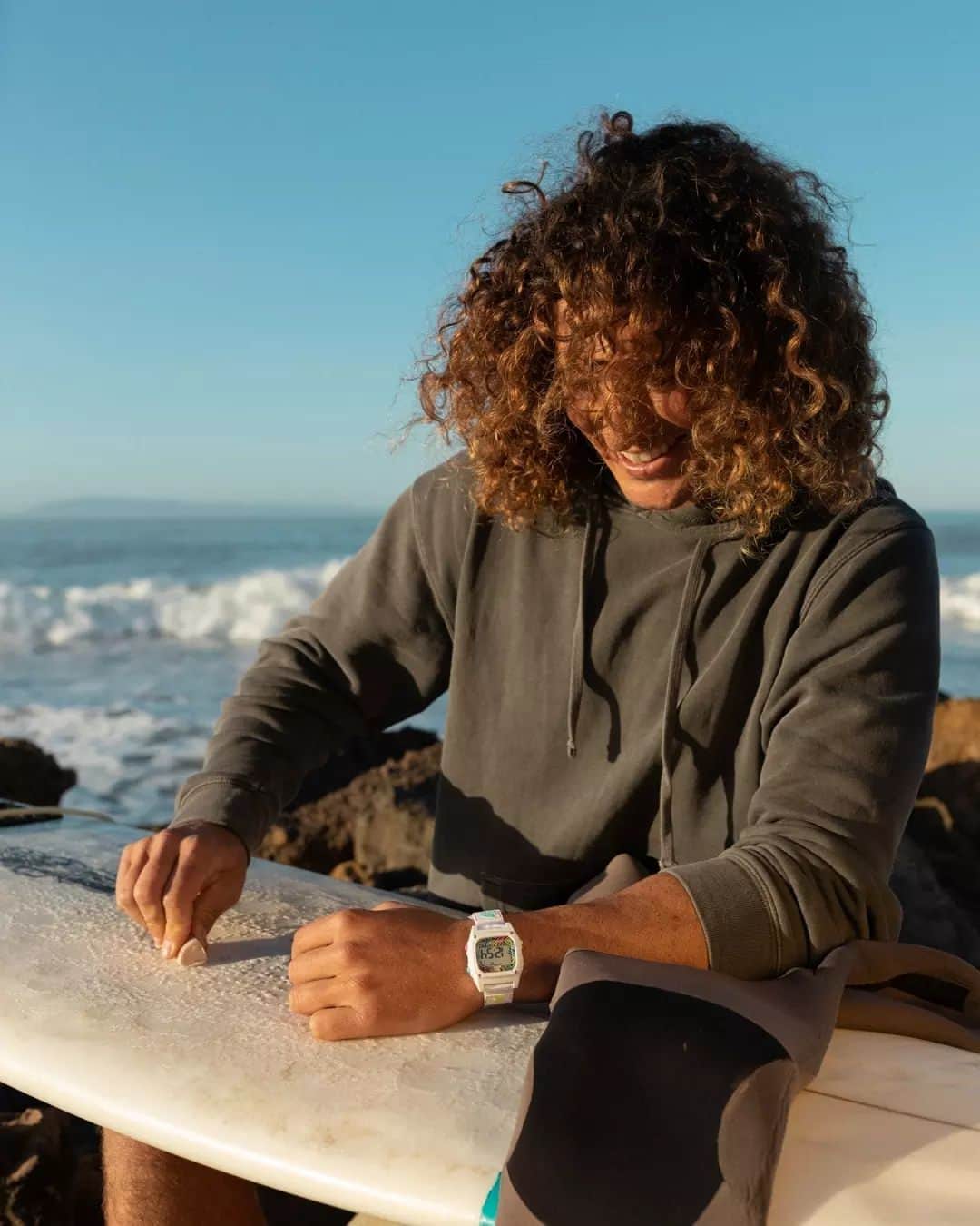 フリースタイルのインスタグラム：「📣 #BlackFriday @freestylewatches is extended and the surf is up! Grab 'em before they sell out fast! ⚡⌚🤙   🦈: #sharkwatch Neon White 📷: @cienalennon _ #myfreestylewatch #blackfridaydeal #cyber #cybermonday #surfstyle #beachlife #salealert」