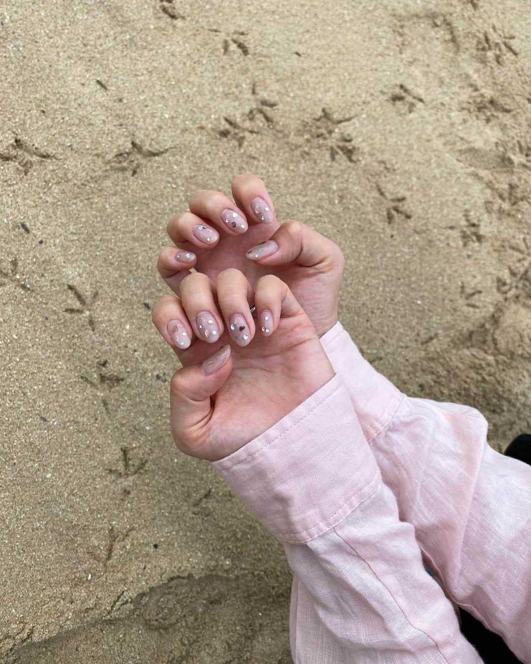 郡司りかさんのインスタグラム写真 - (郡司りかInstagram)「いま流行りの宝石ネイル🎖️ みづきさんのパーツ選びや配置のセンスが素敵で、つい写真を撮ってしまう…🫶🏻 ベージュと薄いピンクのあいだのようなカラーもお気に入り。  貝殻のパーツもついてるので砂浜で撮影したらきっと可愛いと思って、撮ってみたのが最後の３枚です😹  #キラキラネイル #宝石ネイル #クリスマスネイル #ストーンネイル #liybeautynail」11月26日 10時16分 - gunji_skip