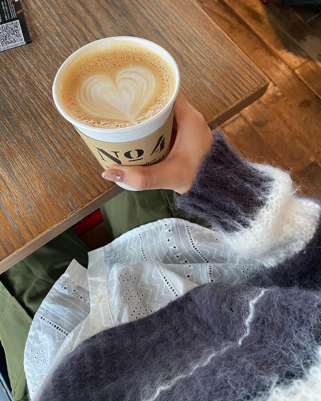 郡司りかさんのインスタグラム写真 - (郡司りかInstagram)「いま流行りの宝石ネイル🎖️ みづきさんのパーツ選びや配置のセンスが素敵で、つい写真を撮ってしまう…🫶🏻 ベージュと薄いピンクのあいだのようなカラーもお気に入り。  貝殻のパーツもついてるので砂浜で撮影したらきっと可愛いと思って、撮ってみたのが最後の３枚です😹  #キラキラネイル #宝石ネイル #クリスマスネイル #ストーンネイル #liybeautynail」11月26日 10時16分 - gunji_skip