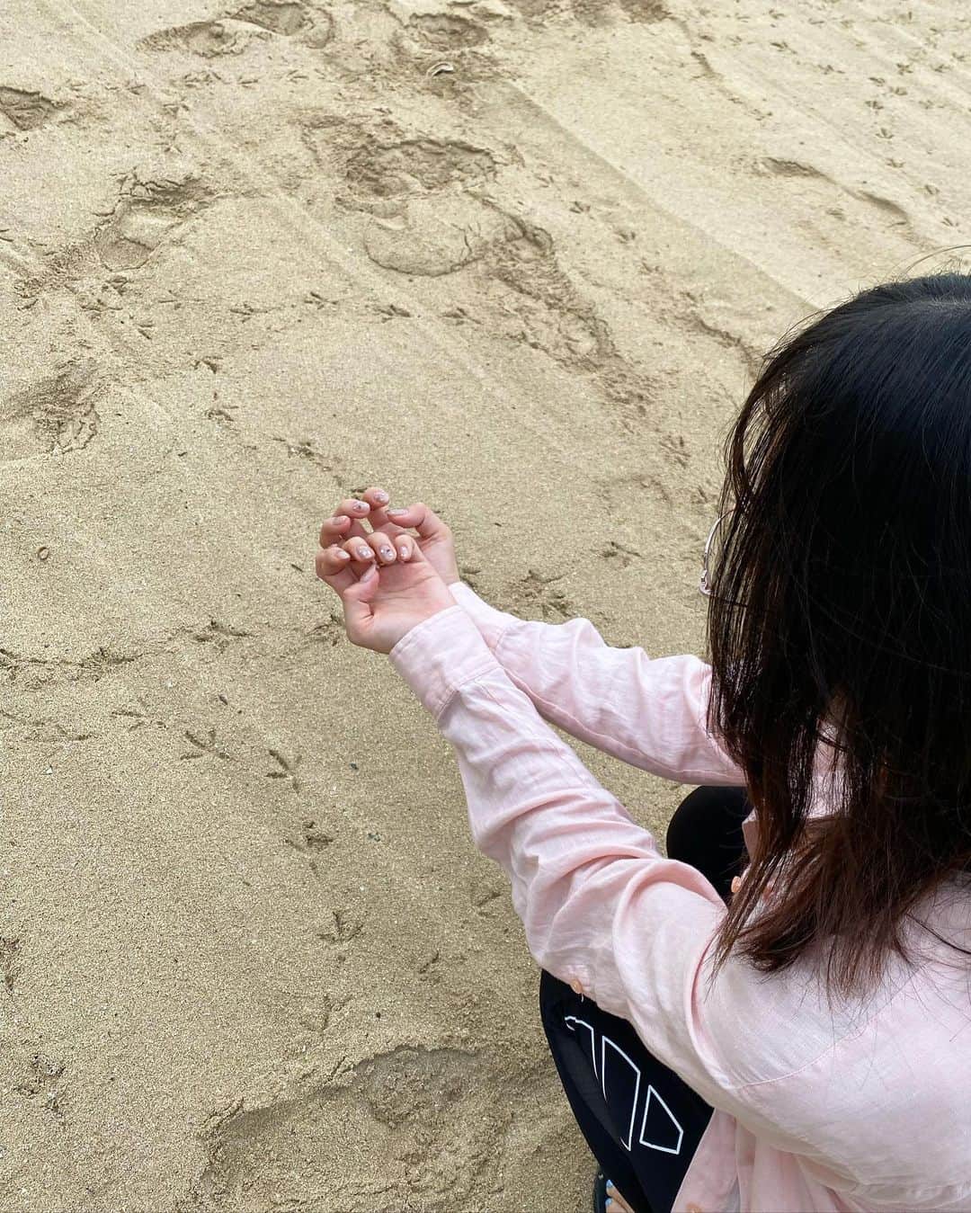 郡司りかさんのインスタグラム写真 - (郡司りかInstagram)「いま流行りの宝石ネイル🎖️ みづきさんのパーツ選びや配置のセンスが素敵で、つい写真を撮ってしまう…🫶🏻 ベージュと薄いピンクのあいだのようなカラーもお気に入り。  貝殻のパーツもついてるので砂浜で撮影したらきっと可愛いと思って、撮ってみたのが最後の３枚です😹  #キラキラネイル #宝石ネイル #クリスマスネイル #ストーンネイル #liybeautynail」11月26日 10時16分 - gunji_skip