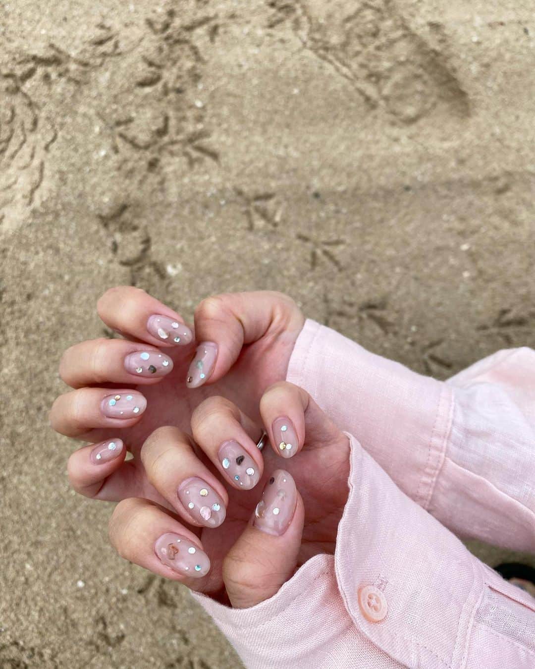 郡司りかさんのインスタグラム写真 - (郡司りかInstagram)「いま流行りの宝石ネイル🎖️ みづきさんのパーツ選びや配置のセンスが素敵で、つい写真を撮ってしまう…🫶🏻 ベージュと薄いピンクのあいだのようなカラーもお気に入り。  貝殻のパーツもついてるので砂浜で撮影したらきっと可愛いと思って、撮ってみたのが最後の３枚です😹  #キラキラネイル #宝石ネイル #クリスマスネイル #ストーンネイル #liybeautynail」11月26日 10時16分 - gunji_skip