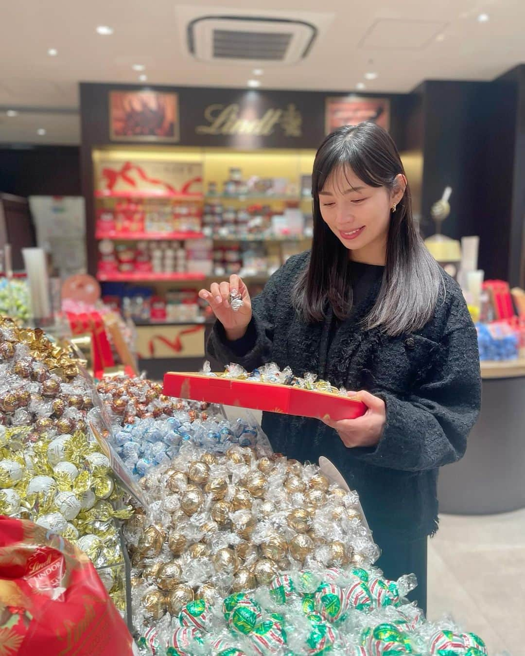 上野仁美さんのインスタグラム写真 - (上野仁美Instagram)「. ⁡ ⁡ 今年の冬もリンツチョコレート🎄🍫✨  @lindt_chocolate_japan  ⁡ LINDOR POST📮のイベントに行ってきました🐻 クリスマスカードを書いて投函すると、リンドールチョコが付いて相手に送られるのです💌❤️ サンタさんとトナカイの可愛いカードにチョコレートが✨ 送る側も送られる側も、嬉しいですよね☺️ ⁡ ⁡ ⁡ こちらのイベントは下記の全国6店舗限定で、12月3日まで行われていて、誰でも参加出来ます💁‍♀️ 店舗内に設置されているポストに12月3日までに是非投函してみてくださいね🍫✨ (表参道フラッグシップ/札幌アピア店/横浜ベイクォーター店/ルクア大阪店/天神地下街店/渋谷マークシティ店) ⁡ LINEからもデジタルメッセージも送れるそうなので、こちらも是非✨ ⁡ ⁡ ⁡ また、毎年人気のアドベントカレンダー🎅🍫 今年は、好きなフレーバーを選んで詰められる自分だけのオリジナルアドベントカレンダーを作ることが出来ます！ 好きなだけ詰められるので、娘と一緒に詰め詰めしても喜びそうだなぁと思いつつ、今回は私がしっかり詰めてきました❤️ ⁡ 12月が始まる前に準備できて良かったです🍫 ⁡ ⁡ #pr #lindorpost #リンドール #lindt #クリスマスプレゼント #クリスマスギフト #リンツ #ご褒美リンツ #リンツチョコレート #Lindor  ⁡ ⁡ ⁡ ⁡ ⁡ ⁡ ⁡ ⁡ ⁡ ⁡」11月26日 10時17分 - hitomi0502_u