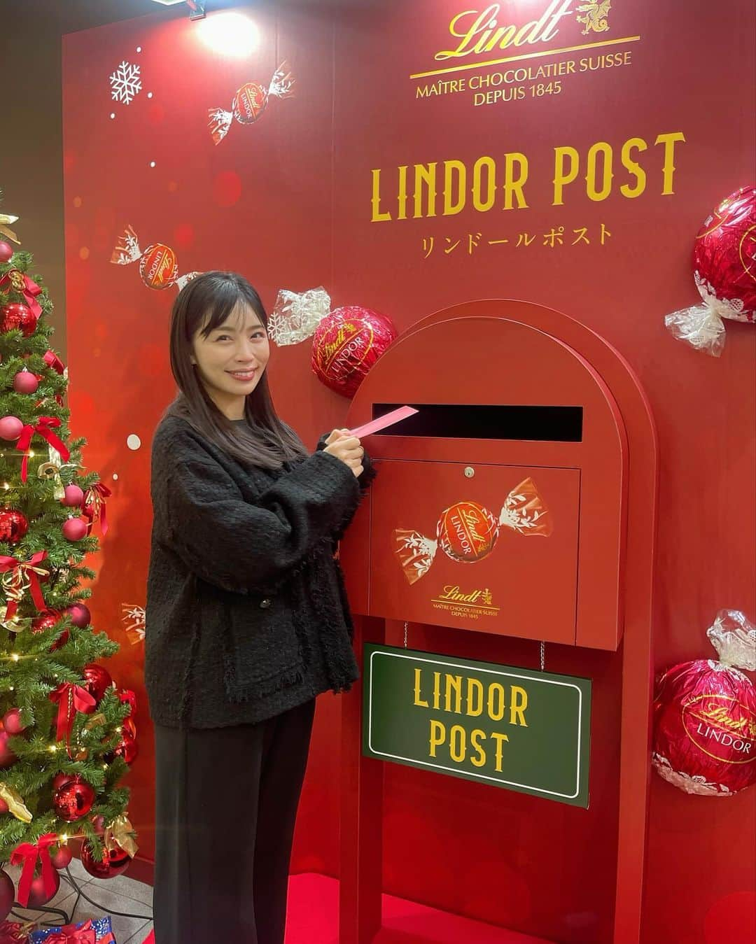 上野仁美さんのインスタグラム写真 - (上野仁美Instagram)「. ⁡ ⁡ 今年の冬もリンツチョコレート🎄🍫✨  @lindt_chocolate_japan  ⁡ LINDOR POST📮のイベントに行ってきました🐻 クリスマスカードを書いて投函すると、リンドールチョコが付いて相手に送られるのです💌❤️ サンタさんとトナカイの可愛いカードにチョコレートが✨ 送る側も送られる側も、嬉しいですよね☺️ ⁡ ⁡ ⁡ こちらのイベントは下記の全国6店舗限定で、12月3日まで行われていて、誰でも参加出来ます💁‍♀️ 店舗内に設置されているポストに12月3日までに是非投函してみてくださいね🍫✨ (表参道フラッグシップ/札幌アピア店/横浜ベイクォーター店/ルクア大阪店/天神地下街店/渋谷マークシティ店) ⁡ LINEからもデジタルメッセージも送れるそうなので、こちらも是非✨ ⁡ ⁡ ⁡ また、毎年人気のアドベントカレンダー🎅🍫 今年は、好きなフレーバーを選んで詰められる自分だけのオリジナルアドベントカレンダーを作ることが出来ます！ 好きなだけ詰められるので、娘と一緒に詰め詰めしても喜びそうだなぁと思いつつ、今回は私がしっかり詰めてきました❤️ ⁡ 12月が始まる前に準備できて良かったです🍫 ⁡ ⁡ #pr #lindorpost #リンドール #lindt #クリスマスプレゼント #クリスマスギフト #リンツ #ご褒美リンツ #リンツチョコレート #Lindor  ⁡ ⁡ ⁡ ⁡ ⁡ ⁡ ⁡ ⁡ ⁡ ⁡」11月26日 10時17分 - hitomi0502_u