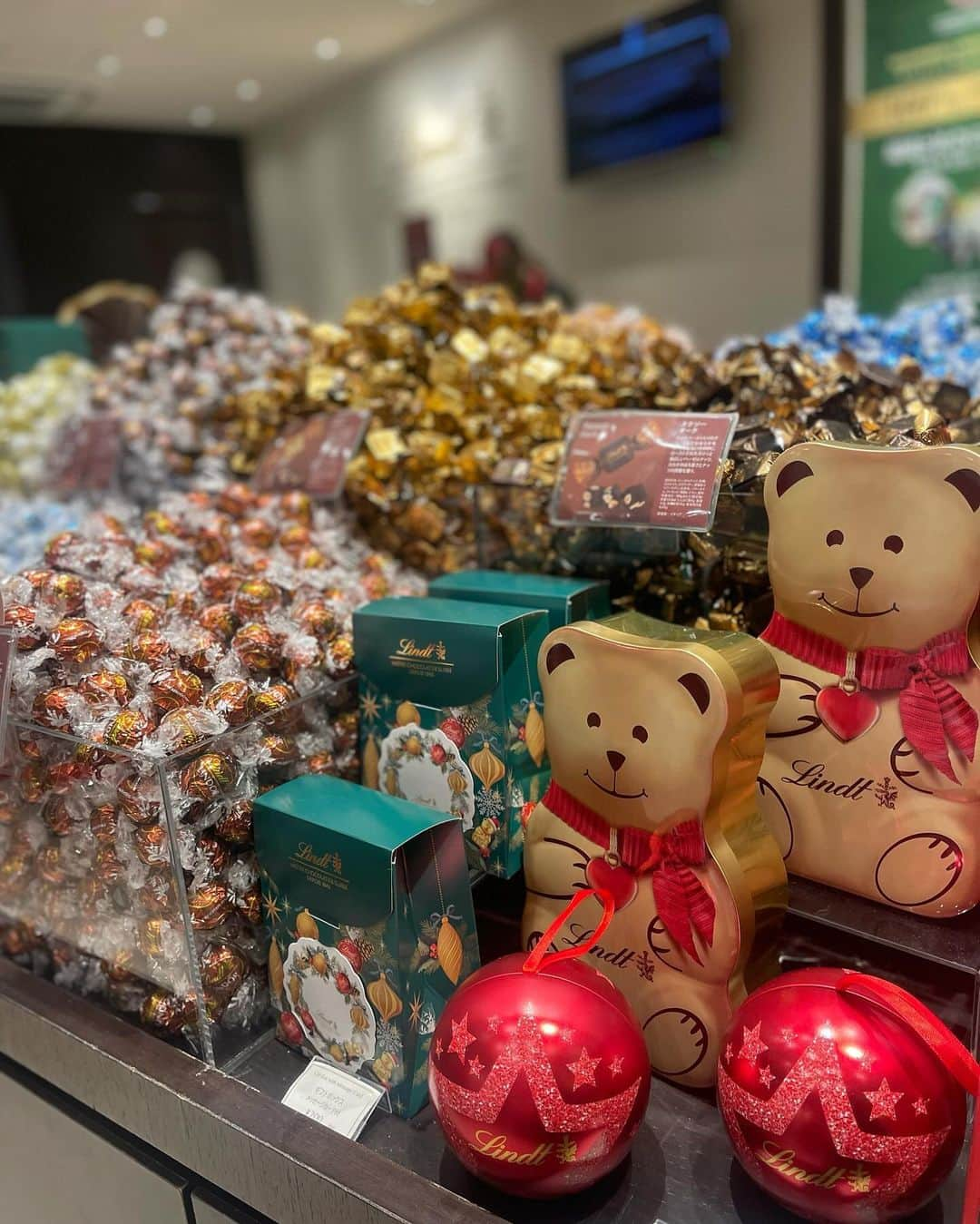 上野仁美さんのインスタグラム写真 - (上野仁美Instagram)「. ⁡ ⁡ 今年の冬もリンツチョコレート🎄🍫✨  @lindt_chocolate_japan  ⁡ LINDOR POST📮のイベントに行ってきました🐻 クリスマスカードを書いて投函すると、リンドールチョコが付いて相手に送られるのです💌❤️ サンタさんとトナカイの可愛いカードにチョコレートが✨ 送る側も送られる側も、嬉しいですよね☺️ ⁡ ⁡ ⁡ こちらのイベントは下記の全国6店舗限定で、12月3日まで行われていて、誰でも参加出来ます💁‍♀️ 店舗内に設置されているポストに12月3日までに是非投函してみてくださいね🍫✨ (表参道フラッグシップ/札幌アピア店/横浜ベイクォーター店/ルクア大阪店/天神地下街店/渋谷マークシティ店) ⁡ LINEからもデジタルメッセージも送れるそうなので、こちらも是非✨ ⁡ ⁡ ⁡ また、毎年人気のアドベントカレンダー🎅🍫 今年は、好きなフレーバーを選んで詰められる自分だけのオリジナルアドベントカレンダーを作ることが出来ます！ 好きなだけ詰められるので、娘と一緒に詰め詰めしても喜びそうだなぁと思いつつ、今回は私がしっかり詰めてきました❤️ ⁡ 12月が始まる前に準備できて良かったです🍫 ⁡ ⁡ #pr #lindorpost #リンドール #lindt #クリスマスプレゼント #クリスマスギフト #リンツ #ご褒美リンツ #リンツチョコレート #Lindor  ⁡ ⁡ ⁡ ⁡ ⁡ ⁡ ⁡ ⁡ ⁡ ⁡」11月26日 10時17分 - hitomi0502_u