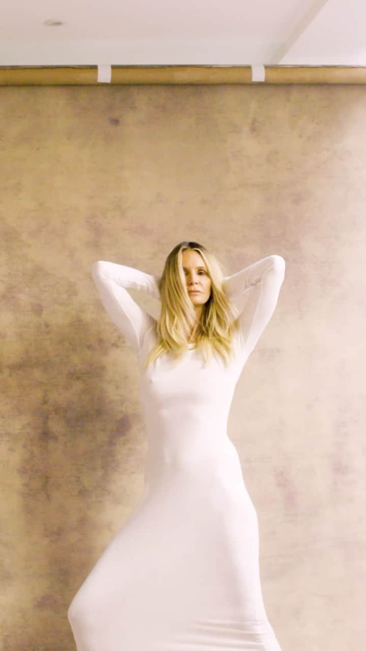 エル・マクファーソンのインスタグラム：「On the set of her cover shoot with Body+Soul, @ellemacpherson opens up about four decades of life in the spotlight, the one beauty tip she swears by and her biggest wellness revelation.  Talent: @ellemacpherson for @bodyandsoul_au Photographer: @billiescheepersphotography Styling: @mirandaalmond Makeup: @jamesorileymua Hair: @thebradylea Videographer: @maximillian_weston  Video editor: @misshannahclark  Creative Director: @sarahhughescreative  Production: @rosiekingdc @luciapang Editor-in-Chief: @jacqmooney Words: @angelamollard」