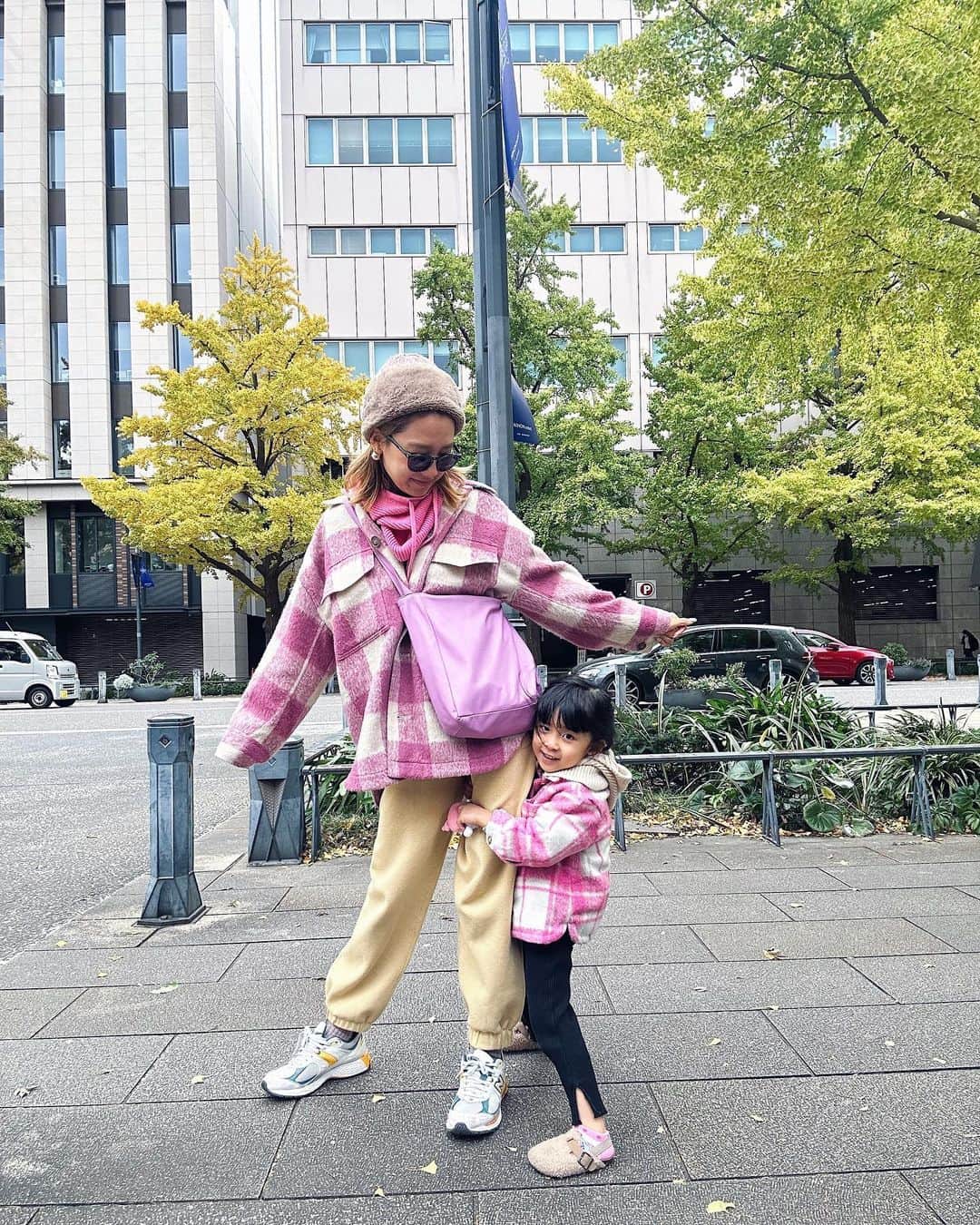 のインスタグラム：「. この格好で歩いてたら お揃いなのね〜🍇と、 色んな人に声をかけられました😀  . #リンクコーデ #ママファッション #女の子ママ」