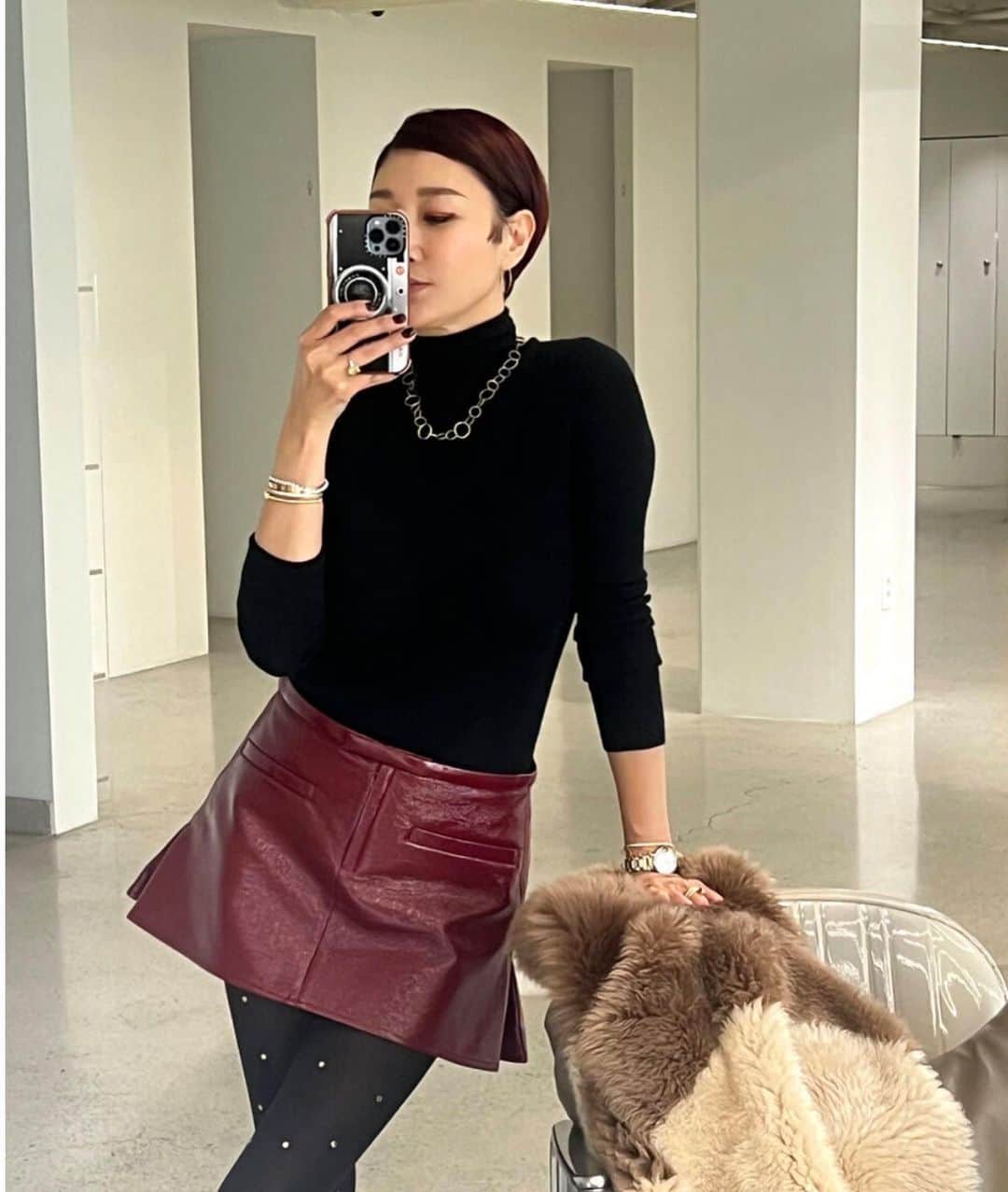 ピョン･ジョンスのインスタグラム：「어제밤 라이브 보셨죠?  라이브로 보여드리는게 최고져 🤪 카메라를 뚫고나오는 고급진 텍스춰 ! 저 이렇게 단품은 오픈 잘 안하는데 😝 이건 스페셜리스트에요  매 시즌 선보이는 극강의 부드러움을 자랑하는 실크 텍스쳐 Royal Cashmere Collection  이탈리아 로로피아나 캐시미어로  완성된 터틀넥입니다.  이태리 로로피아나 매장 가보면 알아요  베이직의 중요함이 남 달라요  실크30%까지 넣었어요  클래식한 디자인이 돋보이는 미니멀한 디자인으로 고급스러운 분위기를 연출되죠?  몸에 착 감기는게 넘 부드러워요  Onesize지만 44-77까지 입을수있어요  착용했을 때 입은 듯 안입은 듯 가볍고 살결 같은 부드러운 느낌  입고 자도 될 정도로 따뜻해요   그동안 입고 다닌 룩 보여드릴께요  어제 오픈한 마비나 퍼베스트랑도 넘 잘 어울리죠 👁️‍🗨️Mari x Hoya 🔜11.27 9am 👁️‍🗨️ 기본이 가장 중요해요」