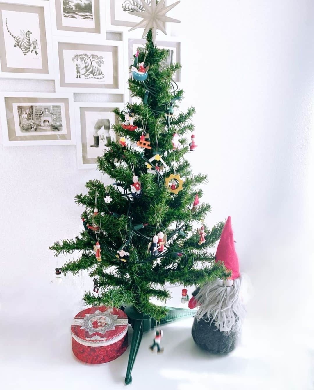 久保陽香のインスタグラム：「🎄🎅🏻 ⁡ ⁡ ハロウィンの前から 娘の部屋に飾られてるクリスマスツリー ⁡ 夫セレクトのツリーも飾りも可愛い！ サンタさんはくるかな〜？✨✨ ⁡ ⁡ #クリスマスツリー」