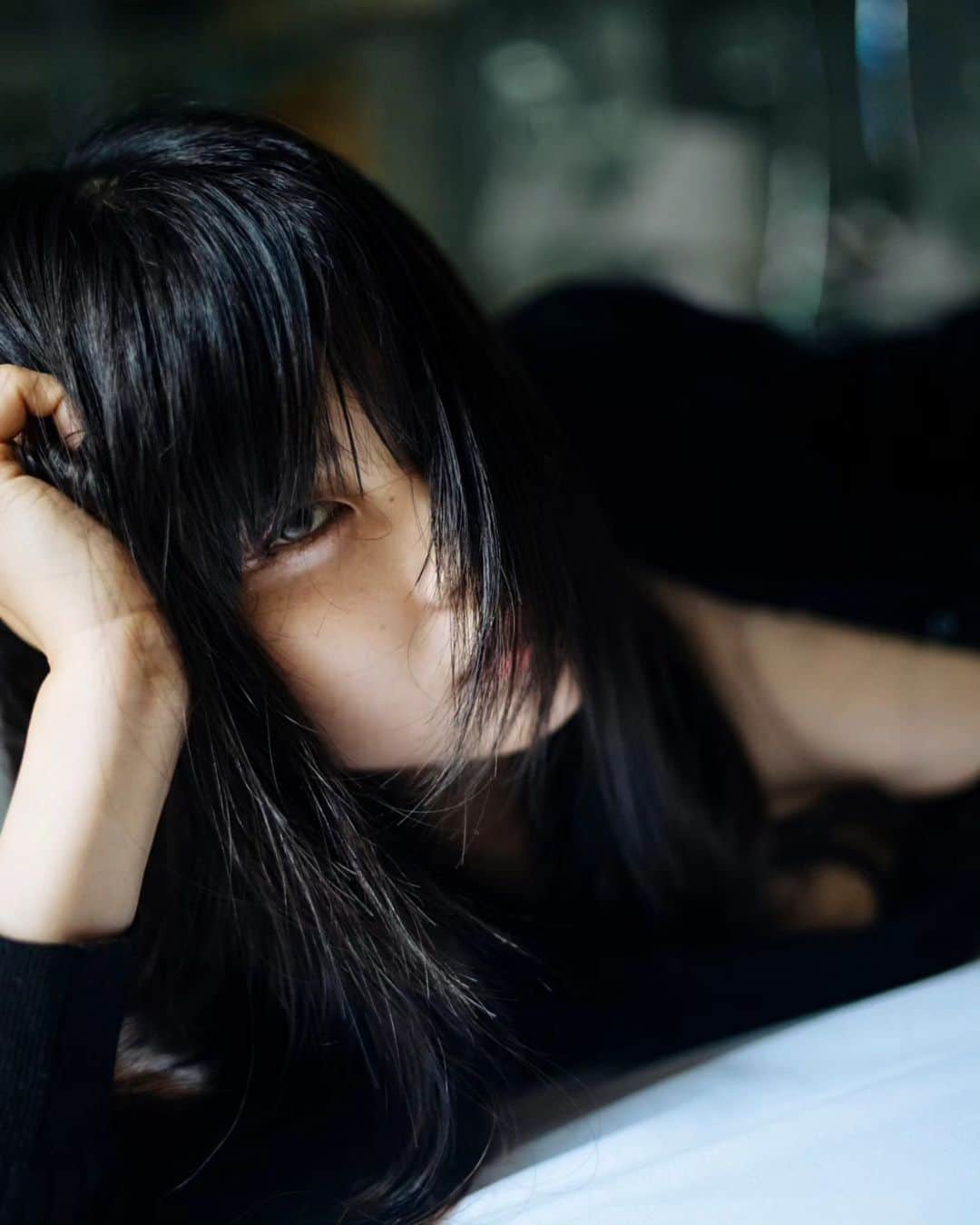 高橋伸哉のインスタグラム：「11月28日から12月3日まで個展「impermanence」が開催されます。12月1日に発売の写真集もサイン付き先行販売を開始します。初日のみ19時close、その他の会期は21時まで。表参道駅徒歩2分 住所 東京都港区北青山3丁目6−19バイナリー北青山２Ｆ ＃高橋伸哉個展」