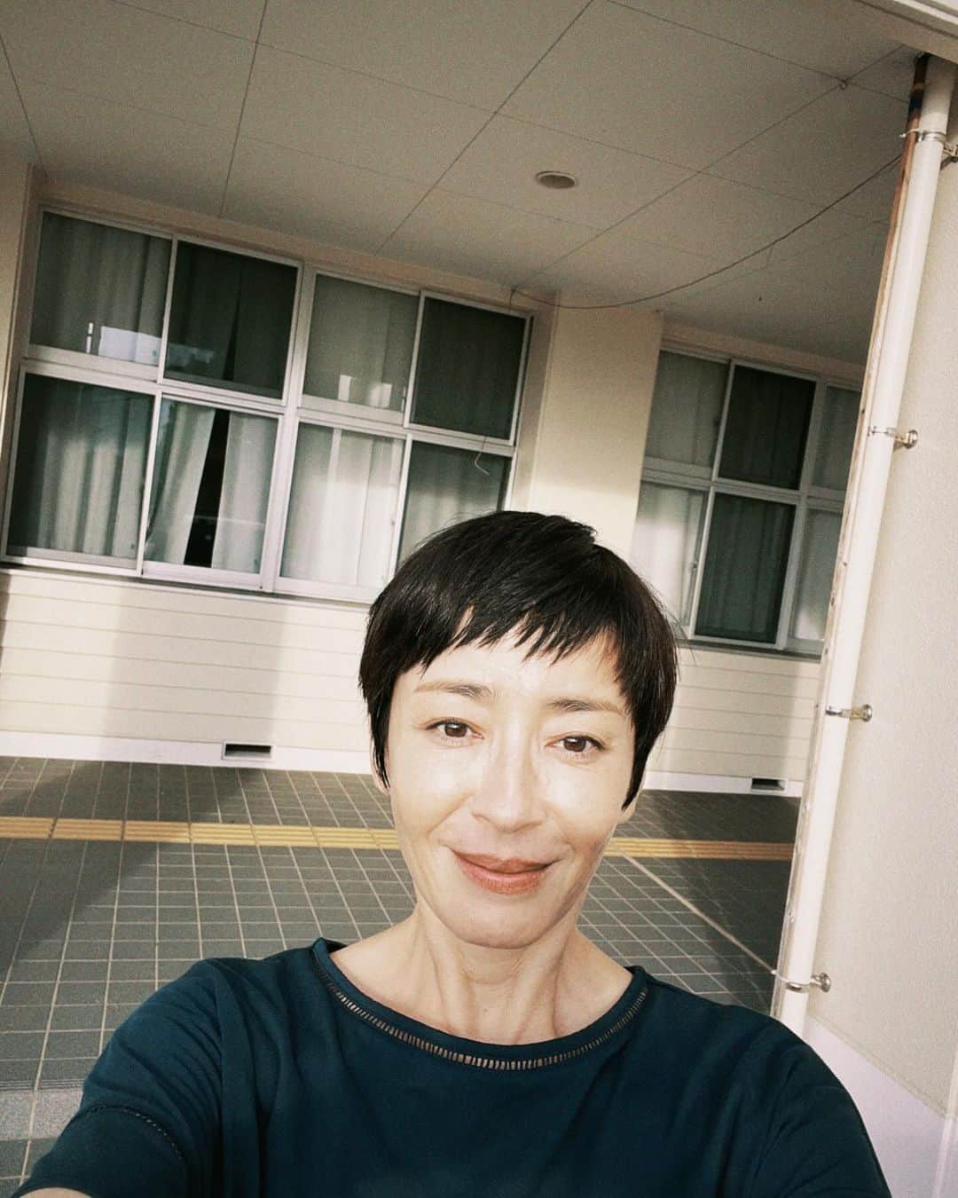 宮沢りえさんのインスタグラム写真 - (宮沢りえInstagram)「. 『月』  の撮影時の写真。  とても苦しかった、、  でも、作品として、 価値のあるものにしたいと、 監督、 スタッフ、 キャストが、 目指すべき方向に、 同じ方向を目指していた時間は、 かけがえのない時間でした。  最後の監督の動画。 いろんなことを背負った。 同志の背中。。。」11月26日 21時15分 - riemiyazawa0406_official