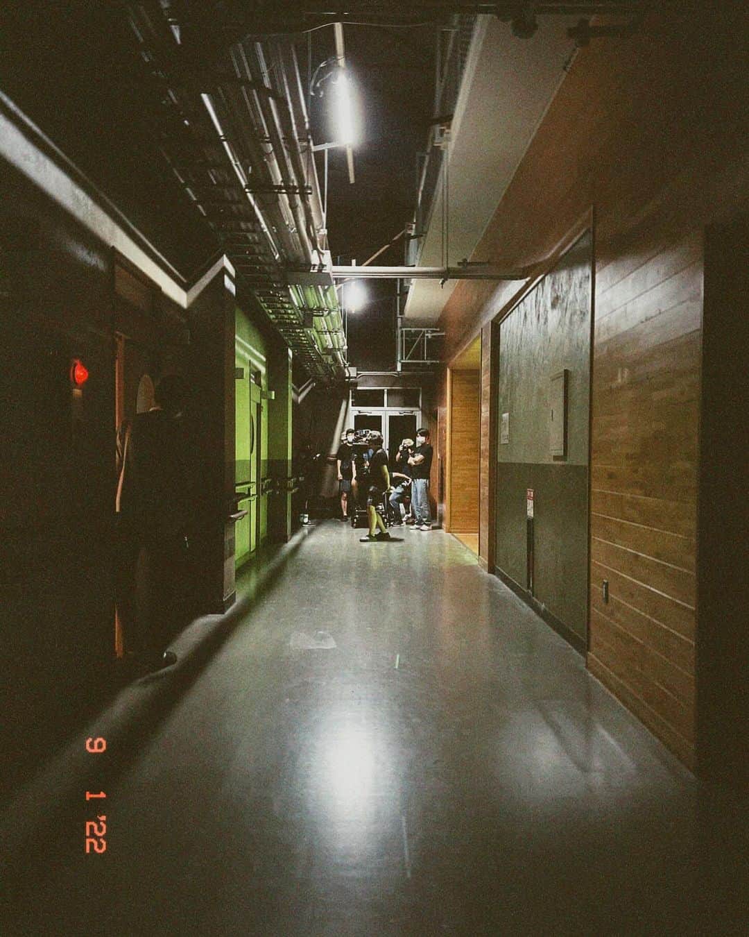 宮沢りえさんのインスタグラム写真 - (宮沢りえInstagram)「. 『月』  の撮影時の写真。  とても苦しかった、、  でも、作品として、 価値のあるものにしたいと、 監督、 スタッフ、 キャストが、 目指すべき方向に、 同じ方向を目指していた時間は、 かけがえのない時間でした。  最後の監督の動画。 いろんなことを背負った。 同志の背中。。。」11月26日 21時15分 - riemiyazawa0406_official