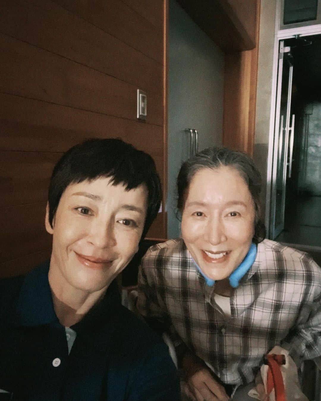 宮沢りえさんのインスタグラム写真 - (宮沢りえInstagram)「. 『月』  の撮影時の写真。  とても苦しかった、、  でも、作品として、 価値のあるものにしたいと、 監督、 スタッフ、 キャストが、 目指すべき方向に、 同じ方向を目指していた時間は、 かけがえのない時間でした。  最後の監督の動画。 いろんなことを背負った。 同志の背中。。。」11月26日 21時15分 - riemiyazawa0406_official