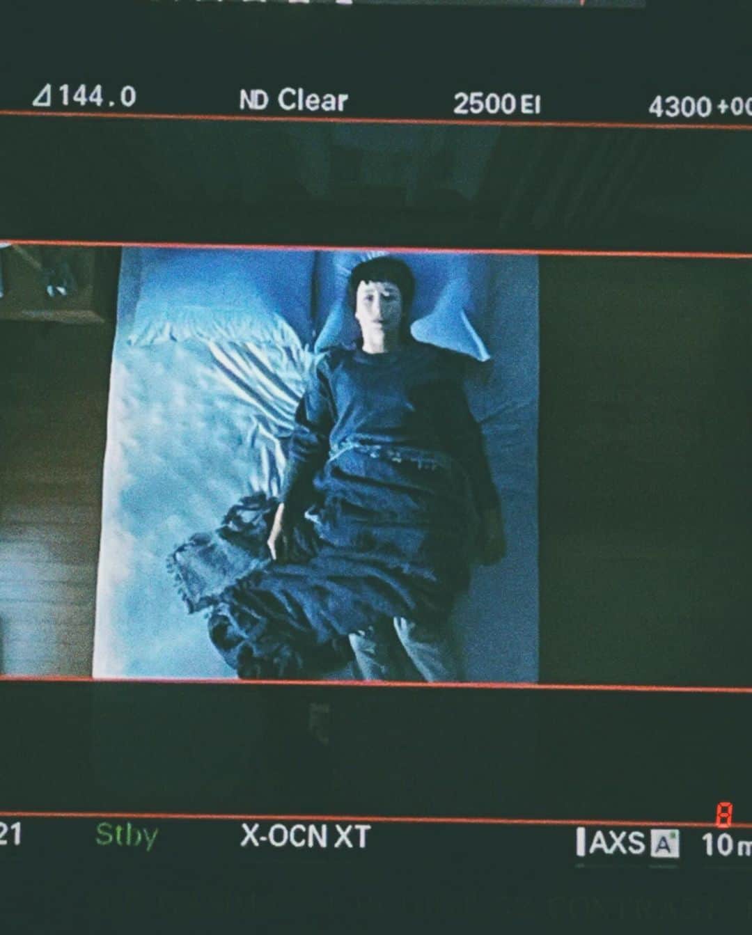 宮沢りえさんのインスタグラム写真 - (宮沢りえInstagram)「. 『月』  の撮影時の写真。  とても苦しかった、、  でも、作品として、 価値のあるものにしたいと、 監督、 スタッフ、 キャストが、 目指すべき方向に、 同じ方向を目指していた時間は、 かけがえのない時間でした。  最後の監督の動画。 いろんなことを背負った。 同志の背中。。。」11月26日 21時15分 - riemiyazawa0406_official
