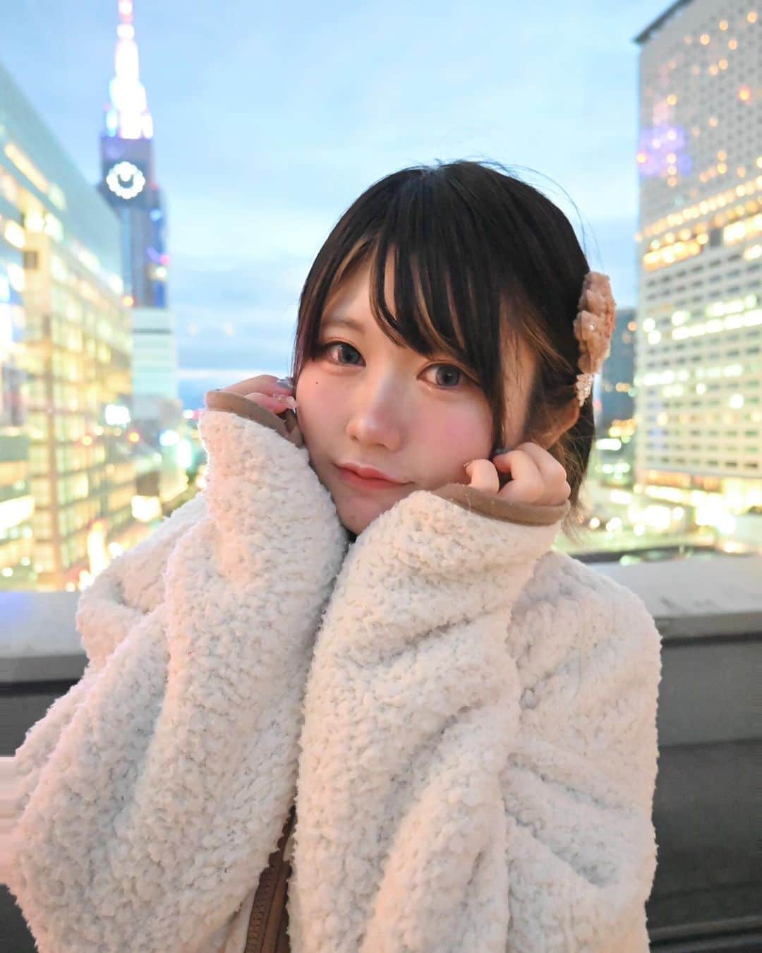 うどん屋のインスタグラム：「今日の丸顔🙆🏻‍♀️ 🫶   #新宿 #ポートレート #撮影モデル  #被写体 #もこもこ  #冬コーデ #winterfashion  #idola」
