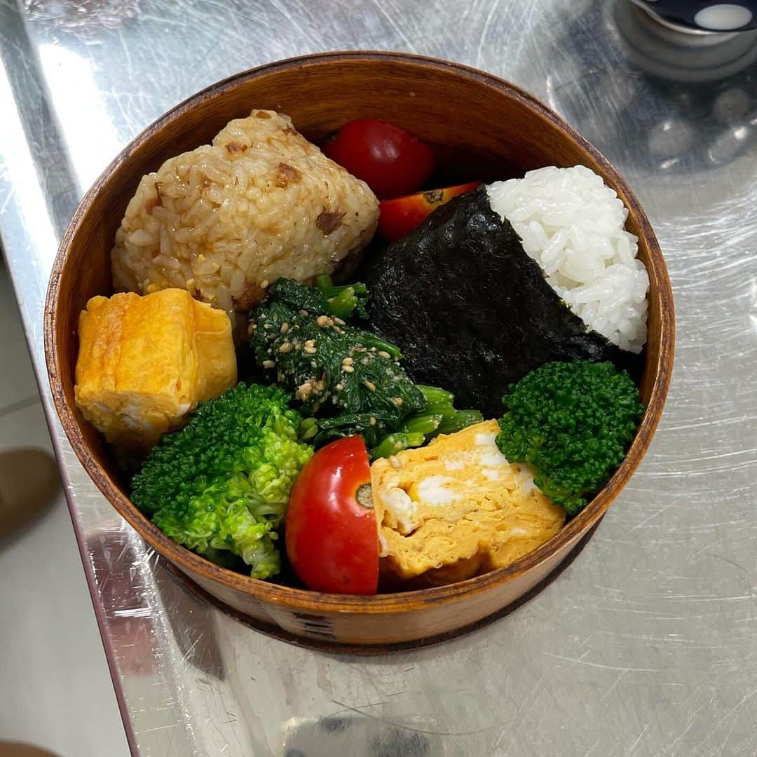 maki ogawaさんのインスタグラム写真 - (maki ogawaInstagram)「Shinmai onigiri bento cooking class went very well.Thank you for coming in such a cold weather yesterday.  We made the following in the class.  ◎Two kinds of rice balls made with Shinmai  •Tuna miso mayo onigiri   •Okaka(bonito flakes) onigiri  ◎Tamagoyaki ◎Spinach with sesame dressing  We actually made bonito flakes using a bonito flaker/shaver(?), tasted and compared with supermarket's bonito flakes.   The recipe for the bento class will be on  @kitchennippon2707  or KitchenNippon's website.  Thank you for being so patient with my English. I hope this helps your bento-making and see you soon again🥰🥰  昨日、谷中でお弁当教室を開催いたしました。 冷え込む中、お越しいただきありがとうございました。  英語、日本語ごちゃ混ぜレッスン😊 とても楽しい一日となりました。  レッスンでは ◎新米で作るおにぎり2種　　  •ツナ味噌マヨおにぎり  •おかかおにぎり ◎玉子焼き ◎ほうれん草の胡麻和え を作りました。  鰹節は、実際に鰹節を削っていただいて　 市販のものと食べ比べをしたり、 ほうれん草の胡麻和えの胡麻を擦り 市販のすりごまと 食べ比べもしました。  金曜日の夜は　 私の英語で大丈夫だろうかと 夢の中まで英語を話しておりましたが、 皆さまとても温かく、 有意義な一日となりました。  お弁当教室のレシピは @kitchennippon2707  か KitchenNipponのWebサイトで公開いたします。  また次の機会がありましたら アナウンスさせていただきますね。  #bento #cookingclasstokyo #bentocookingclasskyoto #bentoclass #bentoexpo #料理教室 #cookingckass #料理教室東京  #お弁当教室  #国際交流」11月26日 21時17分 - cuteobento