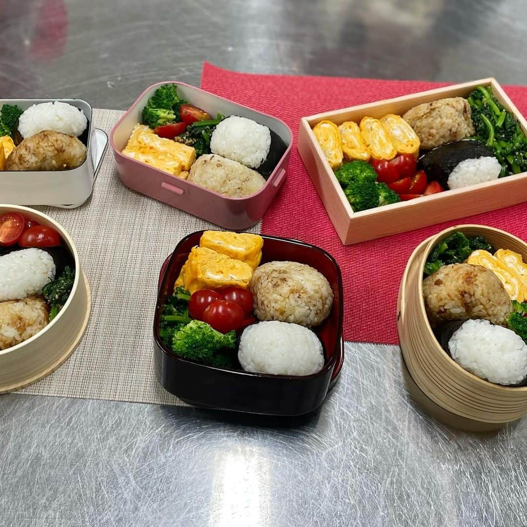 maki ogawaさんのインスタグラム写真 - (maki ogawaInstagram)「Shinmai onigiri bento cooking class went very well.Thank you for coming in such a cold weather yesterday.  We made the following in the class.  ◎Two kinds of rice balls made with Shinmai  •Tuna miso mayo onigiri   •Okaka(bonito flakes) onigiri  ◎Tamagoyaki ◎Spinach with sesame dressing  We actually made bonito flakes using a bonito flaker/shaver(?), tasted and compared with supermarket's bonito flakes.   The recipe for the bento class will be on  @kitchennippon2707  or KitchenNippon's website.  Thank you for being so patient with my English. I hope this helps your bento-making and see you soon again🥰🥰  昨日、谷中でお弁当教室を開催いたしました。 冷え込む中、お越しいただきありがとうございました。  英語、日本語ごちゃ混ぜレッスン😊 とても楽しい一日となりました。  レッスンでは ◎新米で作るおにぎり2種　　  •ツナ味噌マヨおにぎり  •おかかおにぎり ◎玉子焼き ◎ほうれん草の胡麻和え を作りました。  鰹節は、実際に鰹節を削っていただいて　 市販のものと食べ比べをしたり、 ほうれん草の胡麻和えの胡麻を擦り 市販のすりごまと 食べ比べもしました。  金曜日の夜は　 私の英語で大丈夫だろうかと 夢の中まで英語を話しておりましたが、 皆さまとても温かく、 有意義な一日となりました。  お弁当教室のレシピは @kitchennippon2707  か KitchenNipponのWebサイトで公開いたします。  また次の機会がありましたら アナウンスさせていただきますね。  #bento #cookingclasstokyo #bentocookingclasskyoto #bentoclass #bentoexpo #料理教室 #cookingckass #料理教室東京  #お弁当教室  #国際交流」11月26日 21時17分 - cuteobento