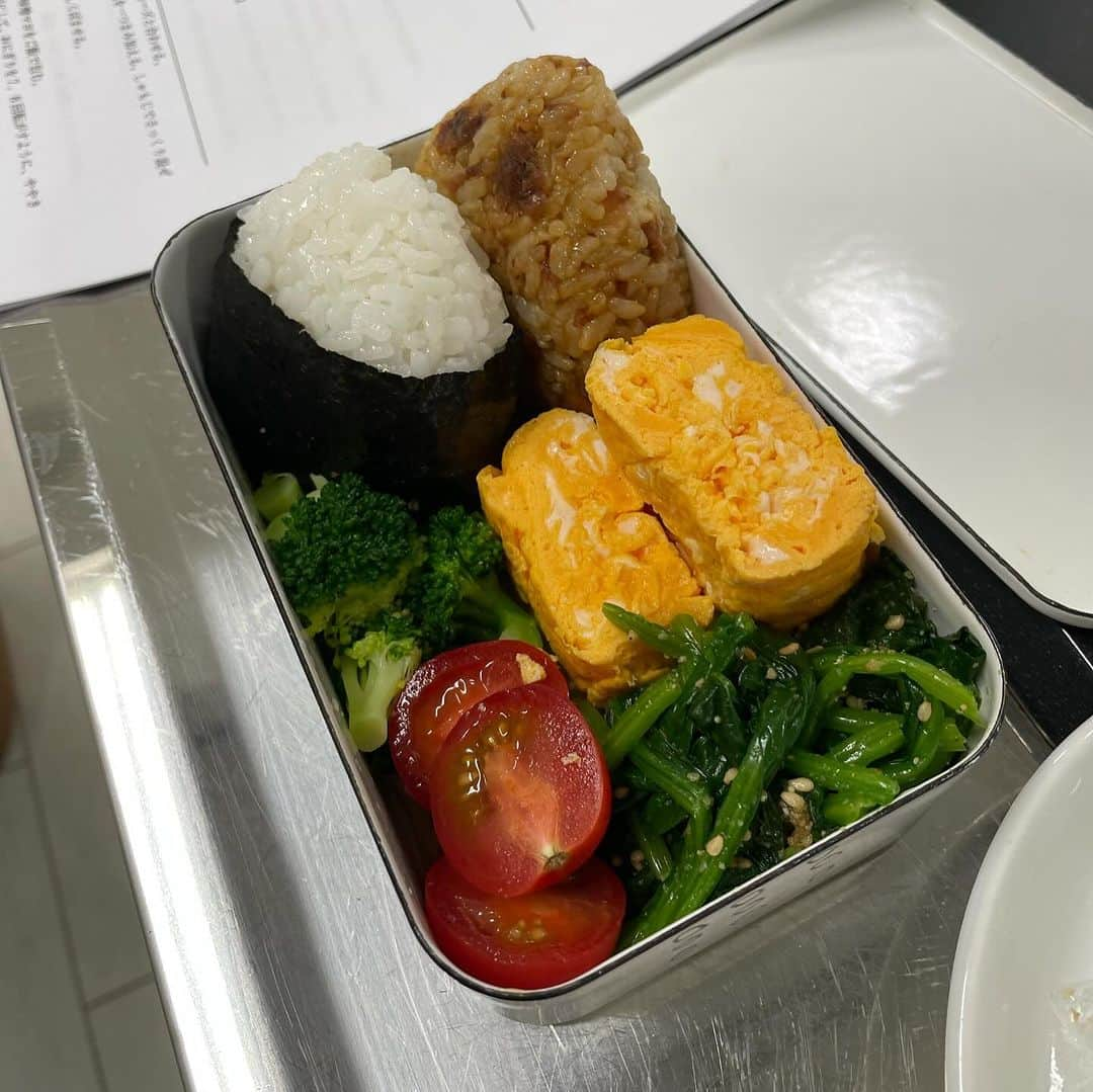 maki ogawaさんのインスタグラム写真 - (maki ogawaInstagram)「Shinmai onigiri bento cooking class went very well.Thank you for coming in such a cold weather yesterday.  We made the following in the class.  ◎Two kinds of rice balls made with Shinmai  •Tuna miso mayo onigiri   •Okaka(bonito flakes) onigiri  ◎Tamagoyaki ◎Spinach with sesame dressing  We actually made bonito flakes using a bonito flaker/shaver(?), tasted and compared with supermarket's bonito flakes.   The recipe for the bento class will be on  @kitchennippon2707  or KitchenNippon's website.  Thank you for being so patient with my English. I hope this helps your bento-making and see you soon again🥰🥰  昨日、谷中でお弁当教室を開催いたしました。 冷え込む中、お越しいただきありがとうございました。  英語、日本語ごちゃ混ぜレッスン😊 とても楽しい一日となりました。  レッスンでは ◎新米で作るおにぎり2種　　  •ツナ味噌マヨおにぎり  •おかかおにぎり ◎玉子焼き ◎ほうれん草の胡麻和え を作りました。  鰹節は、実際に鰹節を削っていただいて　 市販のものと食べ比べをしたり、 ほうれん草の胡麻和えの胡麻を擦り 市販のすりごまと 食べ比べもしました。  金曜日の夜は　 私の英語で大丈夫だろうかと 夢の中まで英語を話しておりましたが、 皆さまとても温かく、 有意義な一日となりました。  お弁当教室のレシピは @kitchennippon2707  か KitchenNipponのWebサイトで公開いたします。  また次の機会がありましたら アナウンスさせていただきますね。  #bento #cookingclasstokyo #bentocookingclasskyoto #bentoclass #bentoexpo #料理教室 #cookingckass #料理教室東京  #お弁当教室  #国際交流」11月26日 21時17分 - cuteobento